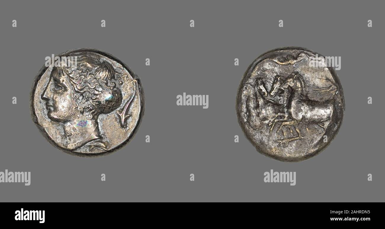 Le grec ancien. Tetradrachme (Coin) représentant la nymphe Arethusa. 413-399 av. J.-C.-B. Syracuse. Avers d'argent Tête d'Arethusa, gauche. BehindReverse sur Dolphin Quadriga gauche Banque D'Images