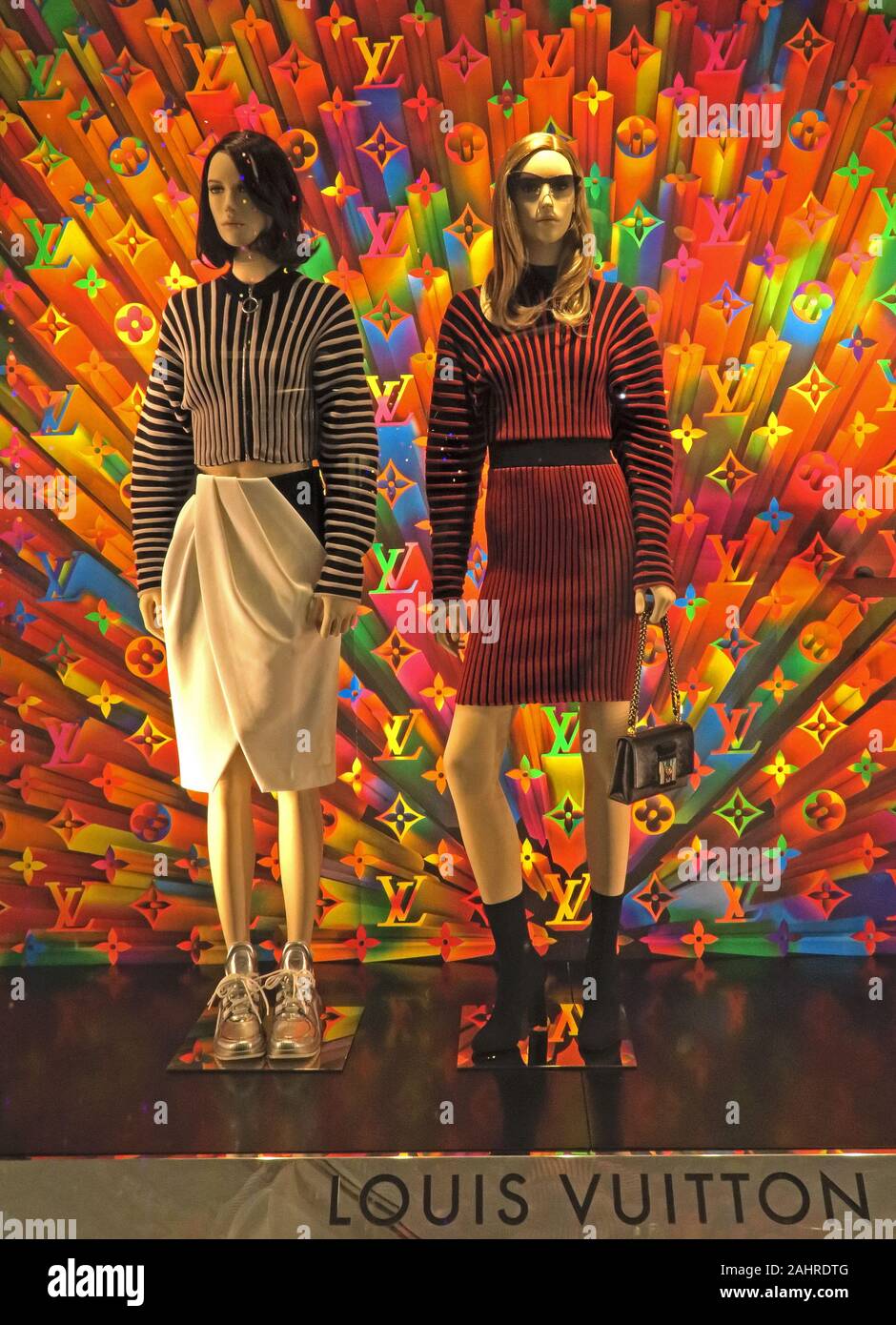 Bangkok, Thaïlande - 2019.12.27 : Mode mannequins dans fenêtre de louis vuitton en emporium shopping mall Banque D'Images