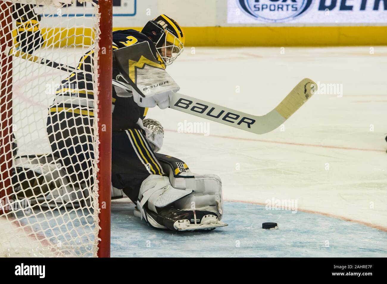 Detroit, Michigan, USA. 31 Dec, 2019. Gardien du Michigan STRAUSS MANN # 31 arrête la rondelle lors d'un match entre le Michigan et Michigan Tech à Little Caesars Arena, Detroit, Michigan. Michigan Tech a gagné le match 4-2. Crédit : Scott Hasse/ZUMA/Alamy Fil Live News Banque D'Images