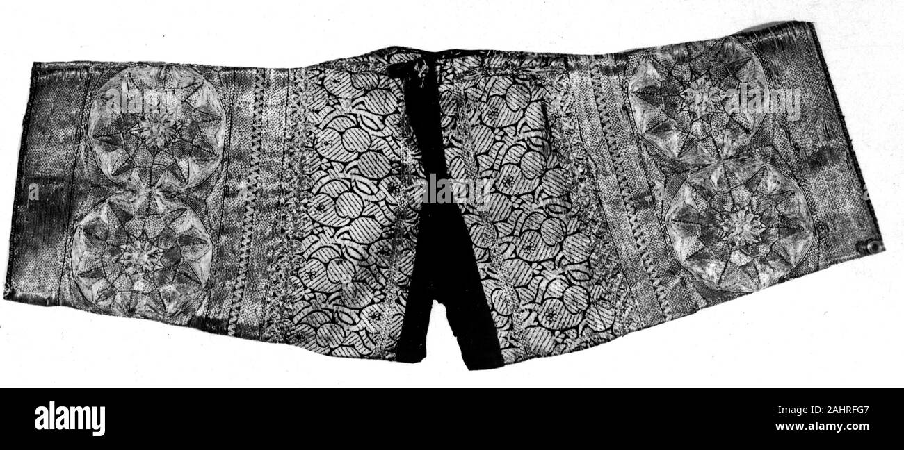 Paire de longues manches. 1801-1900. L'Inde. Formulée à l'aiguille et fil d'or tissé de bandes de soie bleue à motifs d'or Banque D'Images