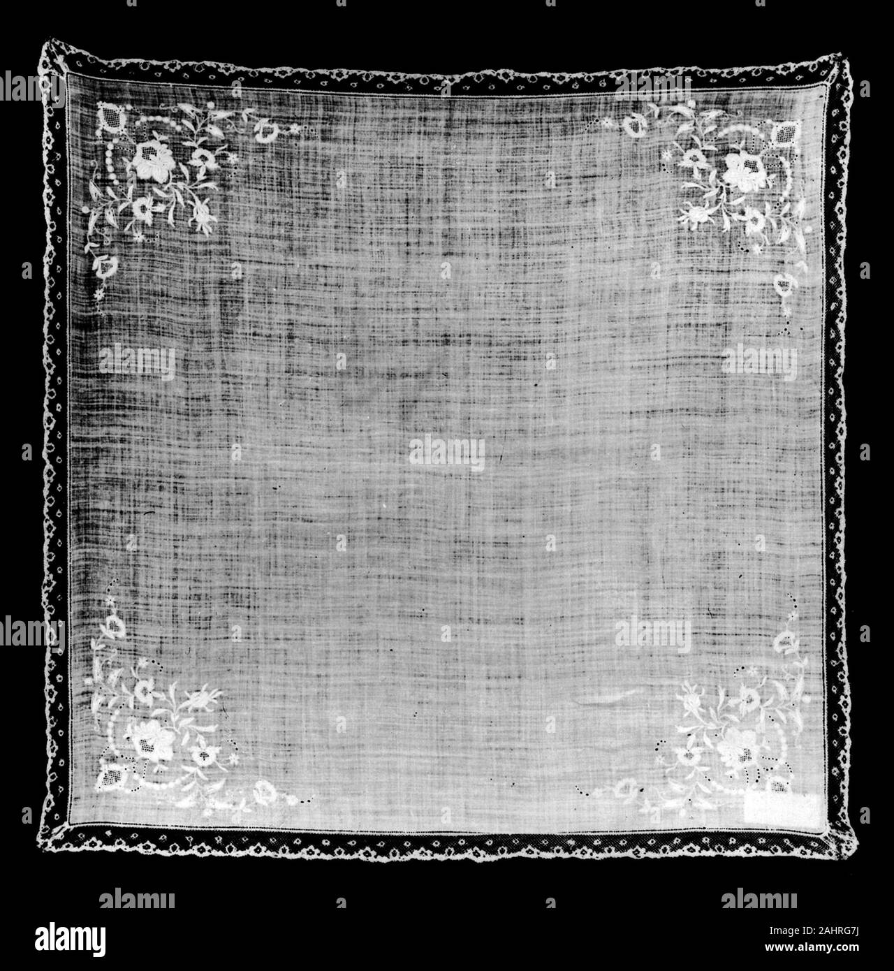 Mouchoir. 1825-1875. La France. Linge de maison, à armure toile, tiré en fil de suture de remplissage tracée en diagonale ; brodé de coton en retour, boutonnière, oeillet, hem, de bretelles rembourrées et d'un ciel couvert, points de satin ; Français ; noeuds légèrement en coton et lin, leviers dentelle machine Banque D'Images Mouchoir. 1825-1875. La France. Linge de maison, à armure toile, tiré en fil de suture de remplissage tracée en diagonale ; brodé de coton en retour, boutonnière, oeillet, hem, de bretelles rembourrées et d'un ciel couvert, points de satin ; Français ; noeuds légèrement en coton et lin, leviers dentelle machine Banque D'Images