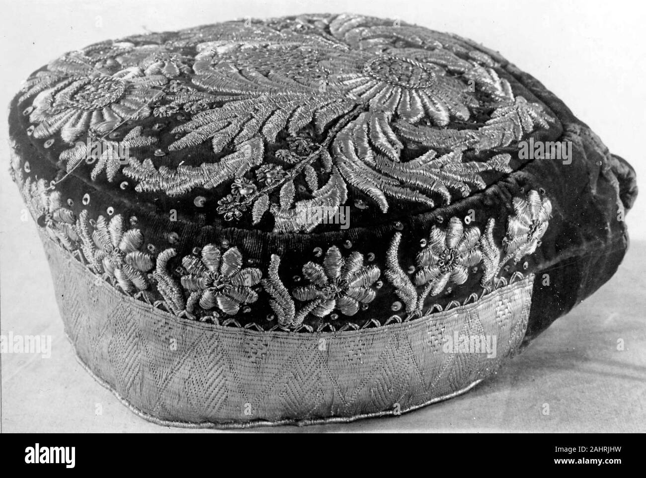 Le bouchon. 1801-1900. La Russie. Le velours rouge brodée d'or Banque D'Images