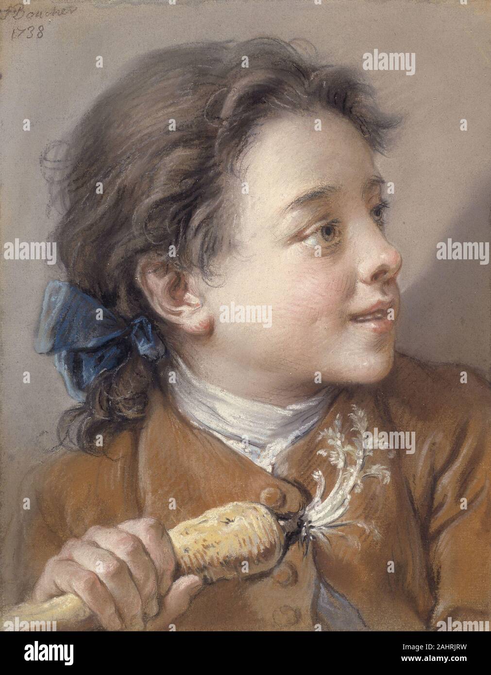 François Boucher. Garçon avec une carotte. 1738. La France. Pastel sur papier vergé chamois François Boucher, dont l'art incarné la sensualité enjouée du style rococo, est le plus célèbre peintre et décorateur pendant le règne de Louis XV (r. 1715-74), et a été défendu par Madame de Pompadour, la maîtresse du roi puissant. Rarement aventurés de boucher les grands ensembles décoratifs et peintures de faire terminé, indépendante des œuvres sur papier. Il n'a pas non plus poursuivre le portrait, en dehors de ses représentations de royal les clients et les membres de sa famille. Cette participation et de portrait d'un garçon, peut-être un studio a Banque D'Images
