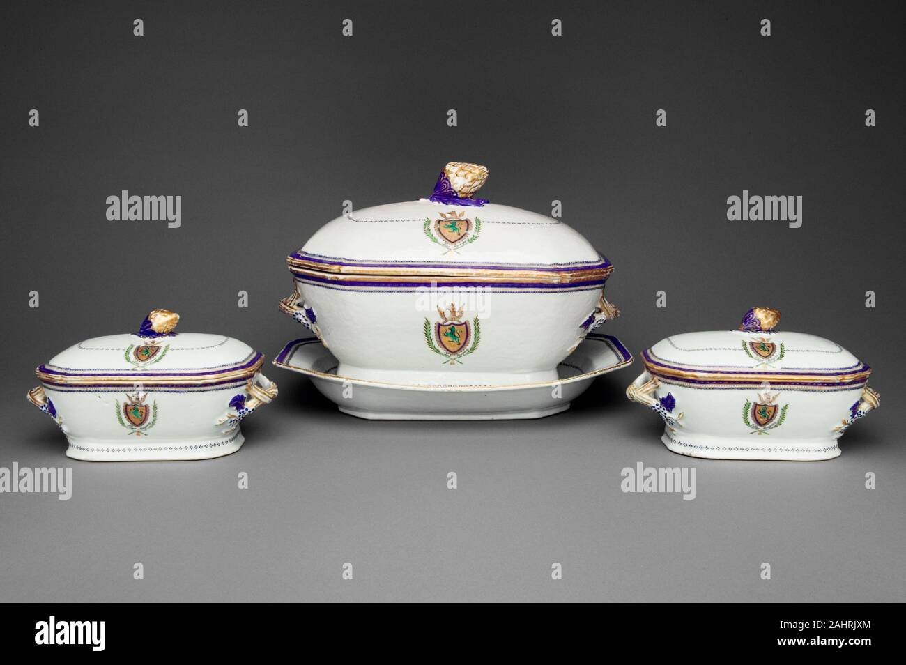 La porcelaine d'exportation chinois. Soupière avec couvercle et support. 1787-1790. La Chine. Cette porcelaine soupière est à partir d'un service administré par Elias Morgan (1770-1812) du Connecticut. Le jeu de Morgan, l'affichage des armoiries à l'origine utilisés par ses ancêtres gallois, est l'un des rares services d'emblèmes héraldiques faite pour le marché américain. Banque D'Images