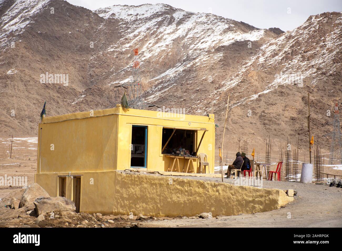 JAMMU Cachemire, l'INDE - 20 mars : Indian et tibétains vente ou acheter des aliments dans les cafés et restaurant sur Srinagar Leh Ladakh Leh highway à Lada Banque D'Images