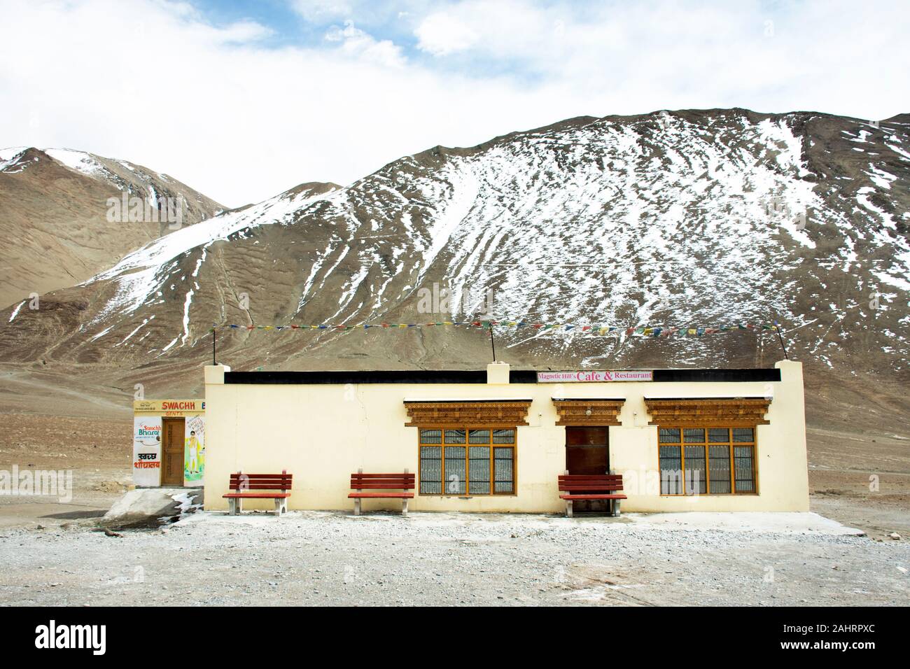 JAMMU Cachemire, l'INDE - 20 mars : Indian et tibétains vente ou acheter des aliments dans les cafés et restaurant sur Srinagar Leh Ladakh Leh highway à Lada Banque D'Images