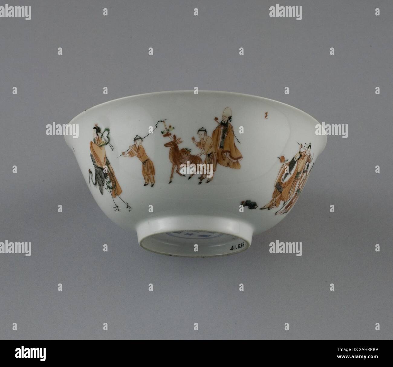 Bol avec les Immortels Taoïstes. 1736-1795. La Chine. Porcelaine peint en orange, noir, vert, jaune et glaçures Banque D'Images