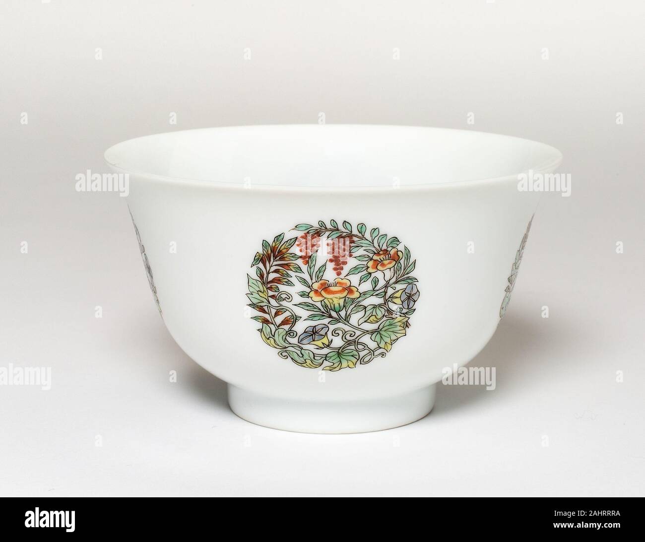 White-Glazed avec bol plus tard ajouté des émaux. 1800-1935. La Chine. Porcelaine peinte en émaux overglaze Banque D'Images