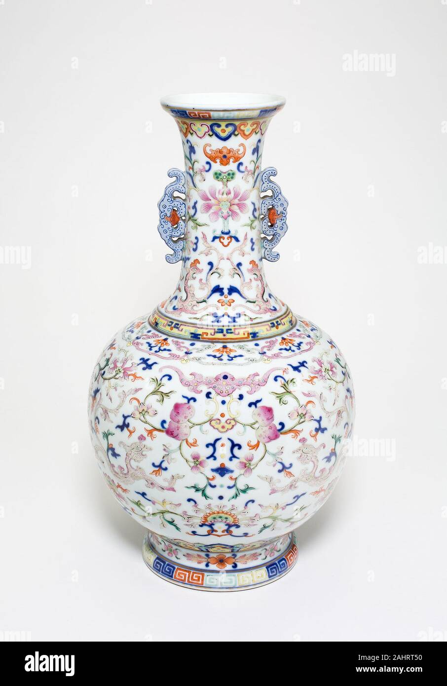 L'un d'une paire de famille-rose 'Lotus' vases bouteille. 1736-1795. La Chine. Porcelaine peinte en bleu sous glaçure et émaux overglaze Banque D'Images