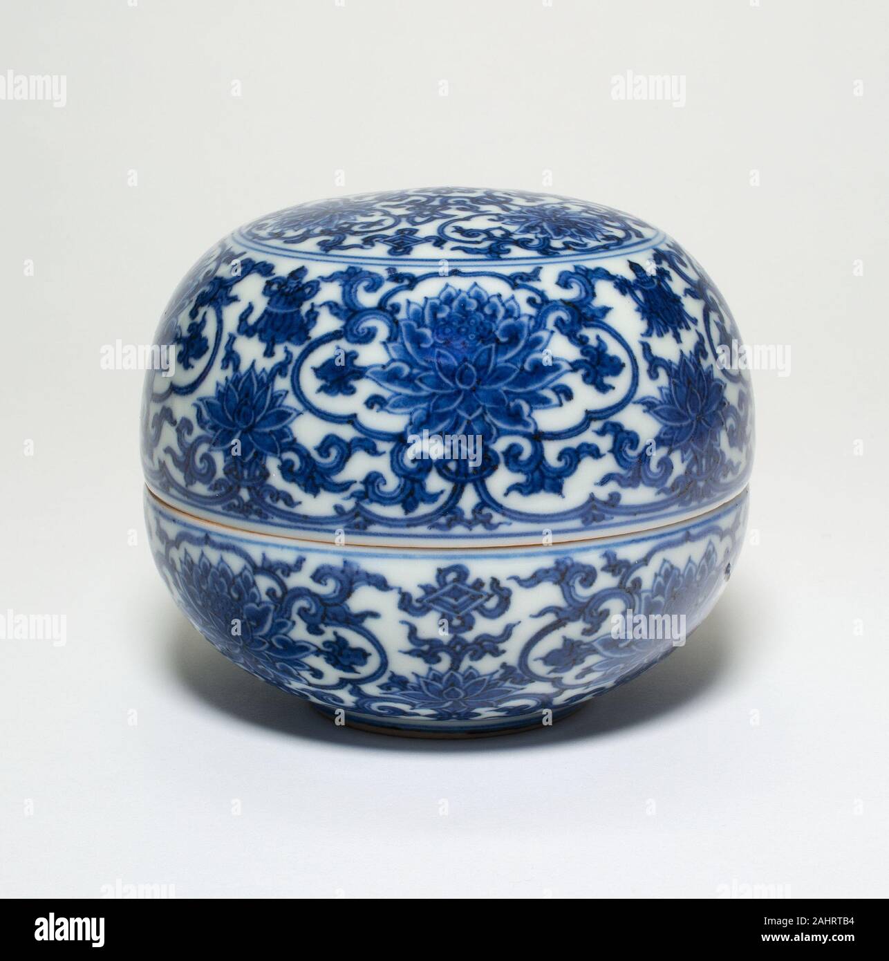 Boîte couverte avec des fleurs de lotus. 1521-1567. La Chine. Porcelaine peinte en bleu sous glaçure Banque D'Images