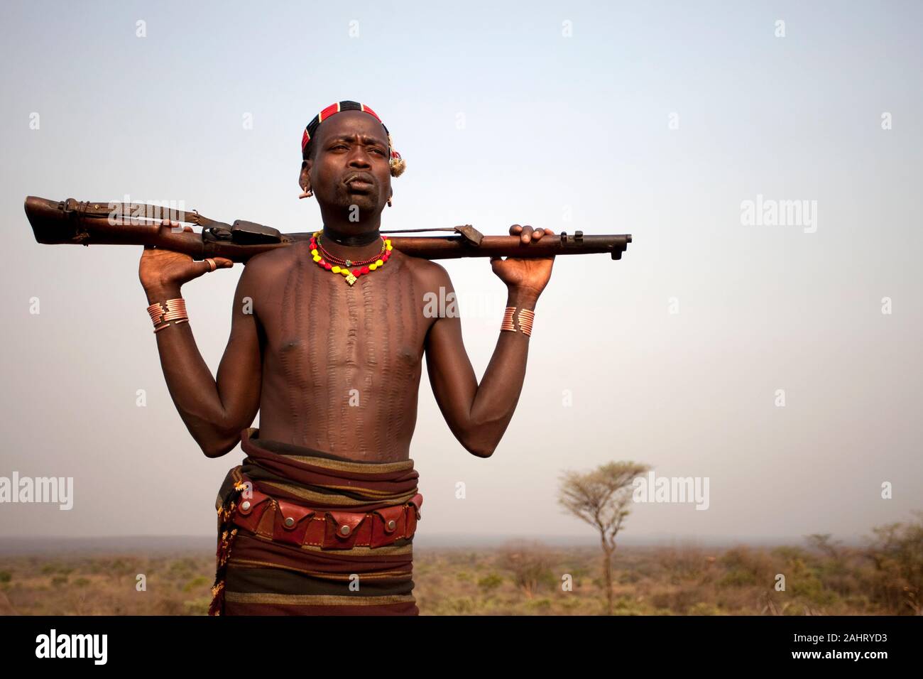 Hamer tribesman, guerrier avec un fusil, vallée de l'Omo, Ethiopie Banque D'Images