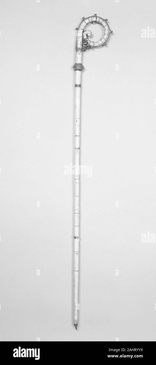 Crozier. 1370-1380. L'Italie. L'ivoire avec des traces de polychromie et dorure en bronze doré ; Banque D'Images