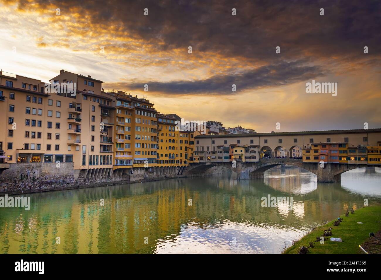 Vieux pont de Florence au coucher du soleil Banque D'Images