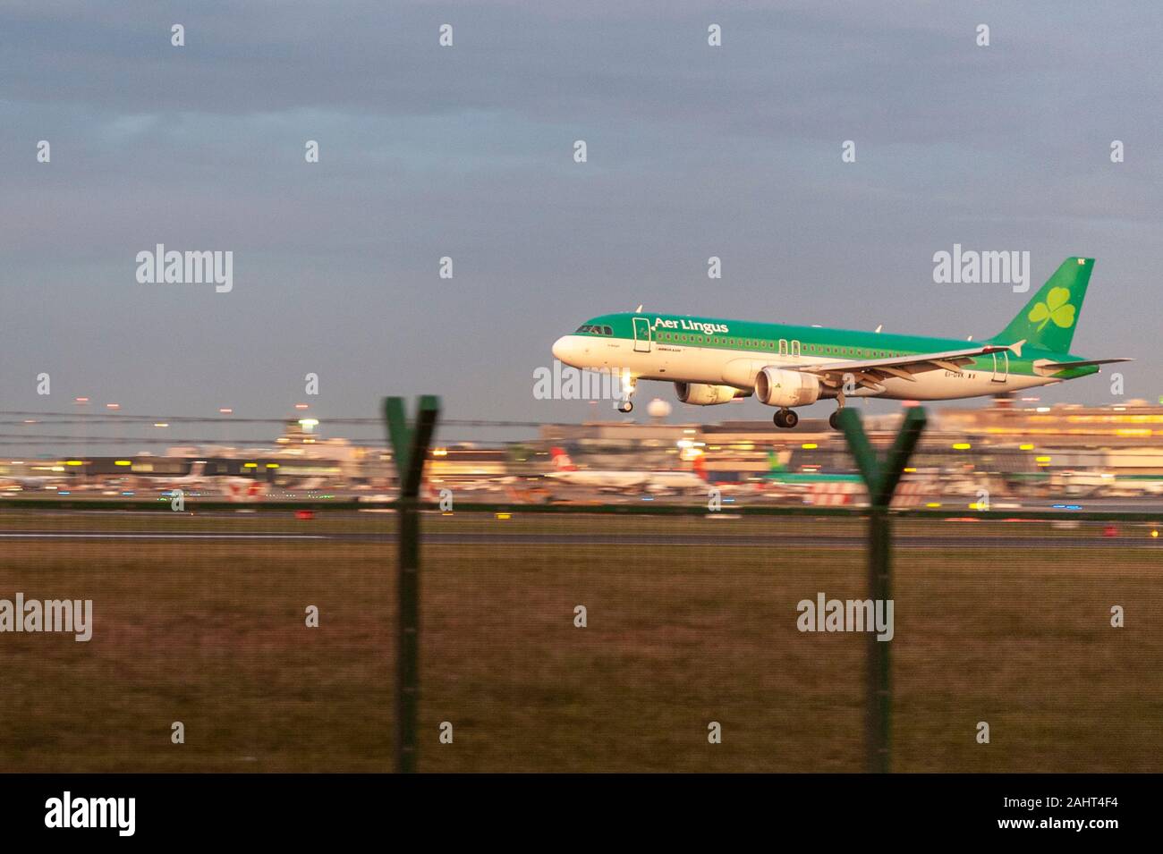 AER Lingus Airbus A 320 atterrit à l'aéroport de Dublin, Dublin, Irlande au crépuscule. Banque D'Images