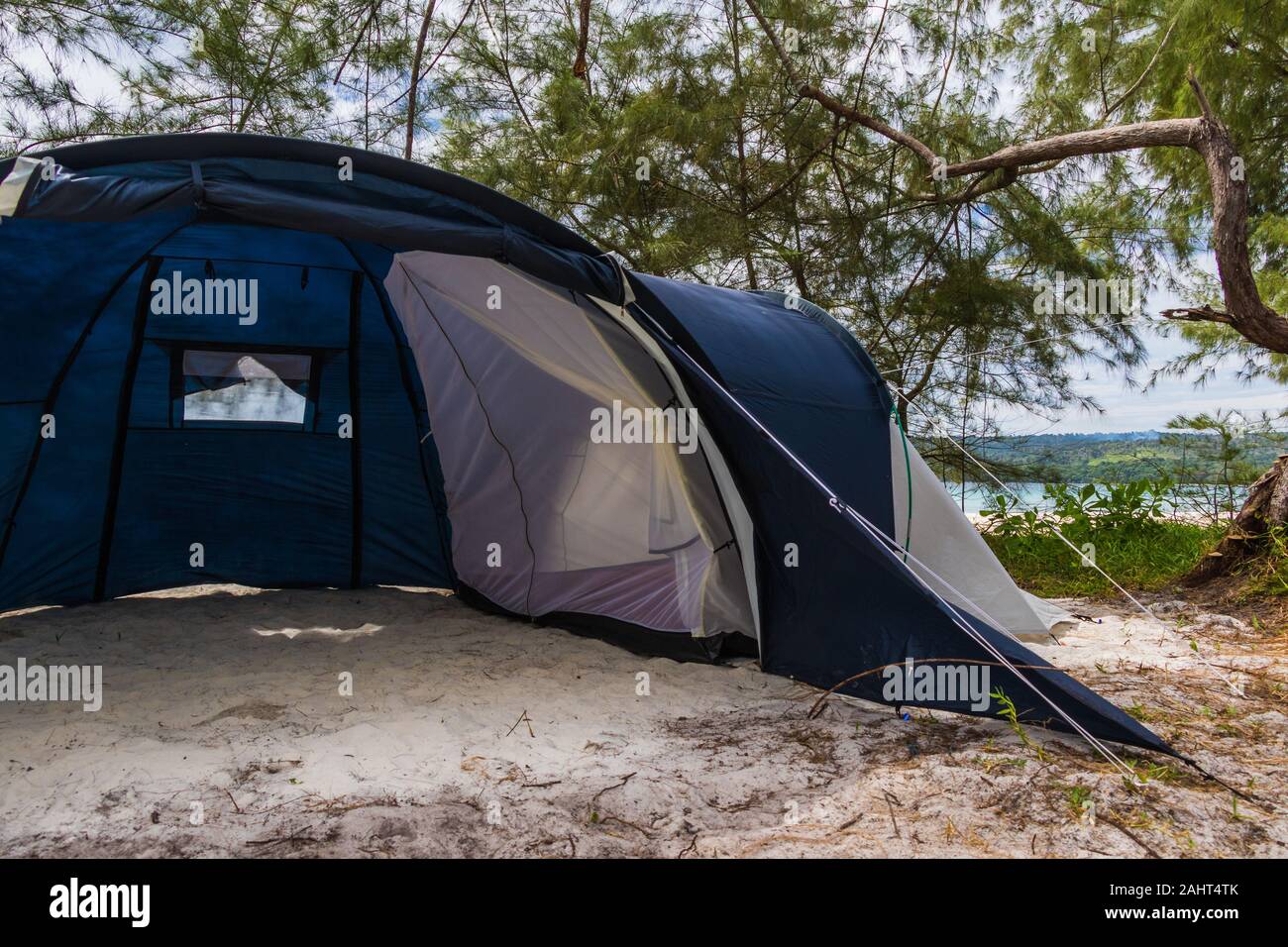 Big six personne tente sur la plage, gris bleu, les arbres et l'océan dans l'arrière-plan Banque D'Images