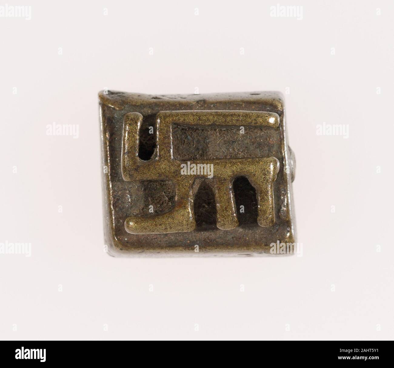 Asante. Goldweight avec un dessin géométrique. 1700-1899. Le Ghana. Poids d'or Akan en alliage de cuivre représentent les deux formes abstraites et figuratives. Ils ont été exprimés par les Akan et les Akan du peuple du Ghana et de la Côte d'Ivoire et utilisé pour peser la poudre d'or du 15e au 19e siècles. Les premières formes-comme cet exemple-étaient fondés sur des motifs abstraits, reflétant l'influence islamique sur le commerce de l'or avant l'arrivée des portugais dans le 1470s.-Collection permanente Objet Description Banque D'Images