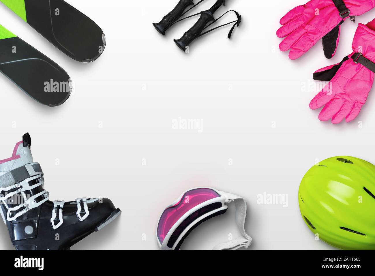 Accessoires de ski sur la composition de la table blanche. Copie de l'espace dans le milieu. L'hiver ski vacances Banque D'Images