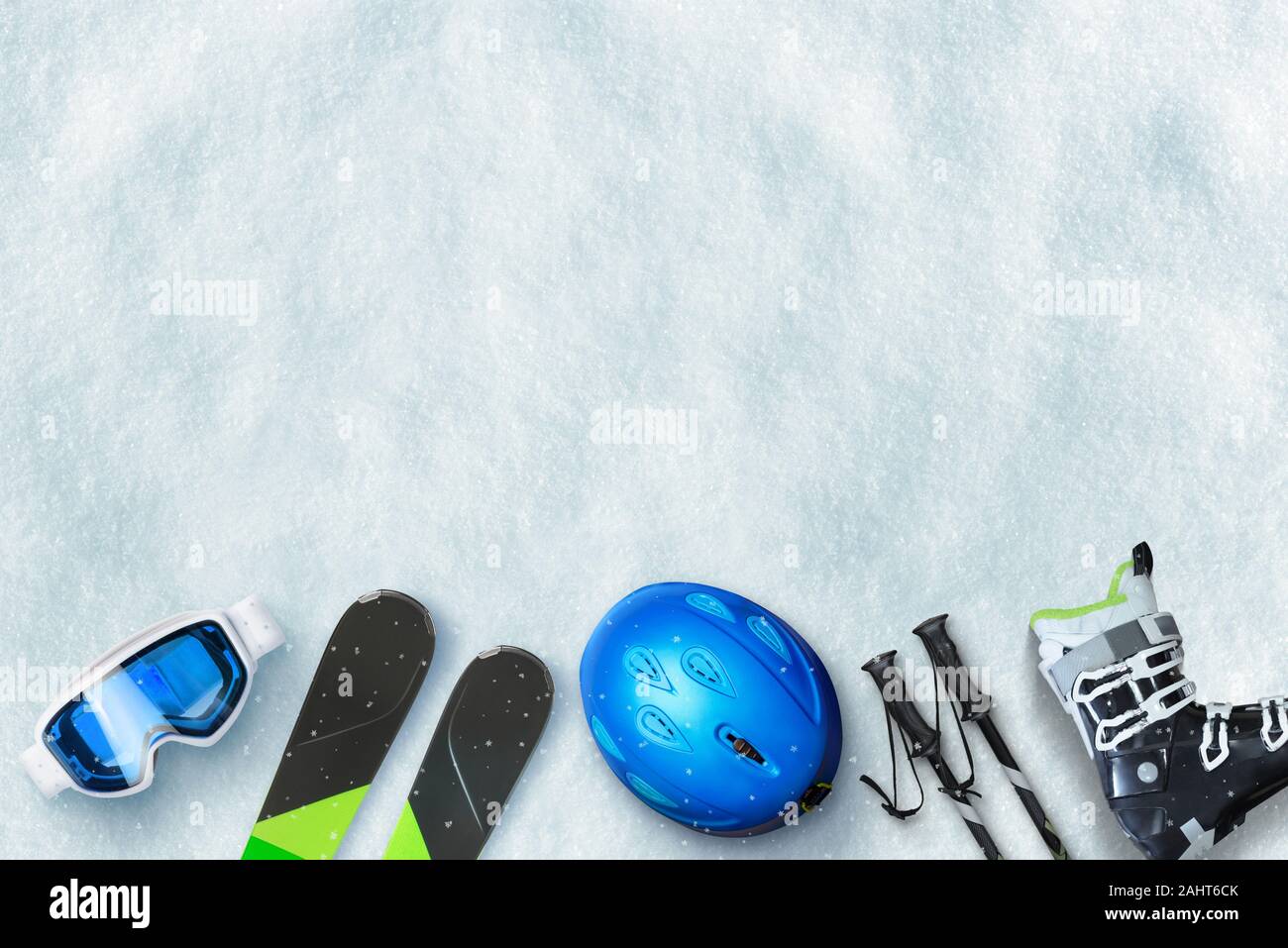 L'équipement de ski sur la neige. L'espace libre au-dessus du texte, logo de la promotion. L'hiver ski vacances. À VUE, télévision lay Banque D'Images