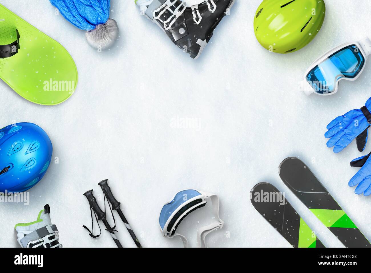 L'hiver ski sport accessoires placés sur la neige avec copie espace au milieu pour le texte ou le logo de promotion. Haut, vue, télévision, laïcs. Vacances Ski Hiver concep Banque D'Images
