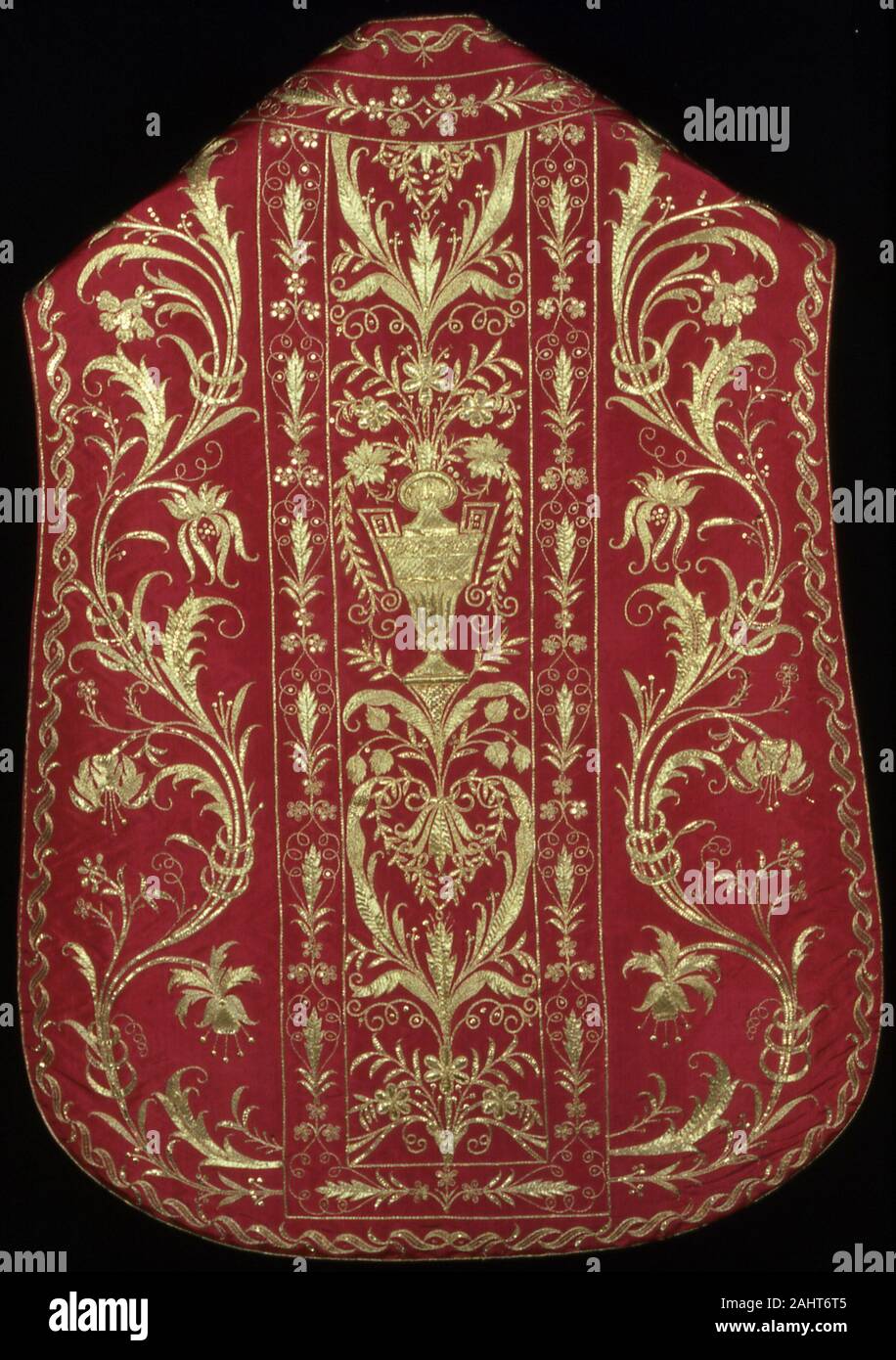 Chasuble, étole, manipule, et Burse. 1775-1825. L'Italie. La soie, tissage ordinaire ; brodé de soie, gilt-bandes métalliques, des paillettes, et l'adresse correspondante, et doré-metal-strip-enveloppé dans de la soie couching et matelassées couching ; doublure et des rubans de soie, tissage ordinaire ; d bordée de linge de maison, à armure toile Banque D'Images