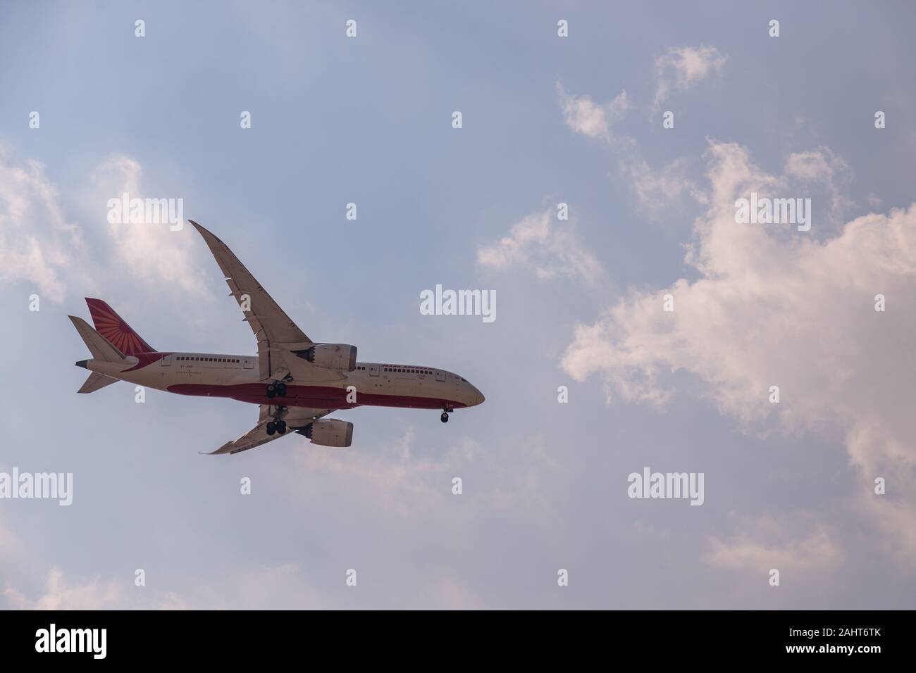 Boeing 787 de la compagnie aérienne Air India de rêve près de l'Aéroport International de Dubaï à l'atterrissage Banque D'Images