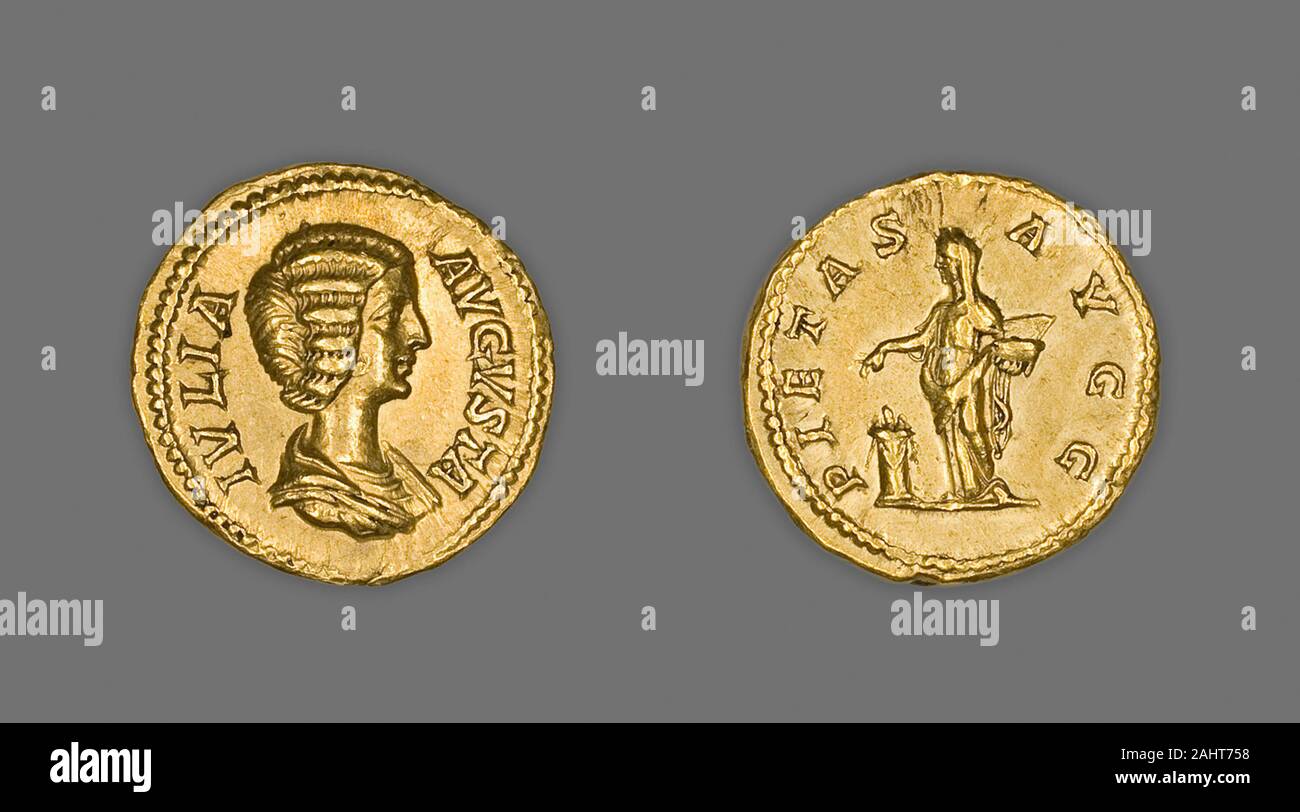 Ancienne cité romaine. Aureus (Coin) représentant l'Impératrice Julia Domna. AD 196-211 AD. Rome. Avers d'or Buste de Julia Domna à droite, drapedReverse la pietas est à gauche, la main droite plus éclairé et tout enguirlandés autel, les berceaux de l'encens fort dans armJulia gauche Domna était l'épouse de l'empereur Septime Sévère et la mère de Caracalla et Geta. Cette pièce a été délivré au cours de l'articulation règne de Severus et son fils aîné. Comme l'auto-portrait assuré sur la pièce l'indique, Julia's influence a été ouvertement reconnu par ses contemporains. Droits de propriété intellectuelle, ambitieux, et de l'acier, à la volonté de la République-née Julia était appelé le philosophe Banque D'Images