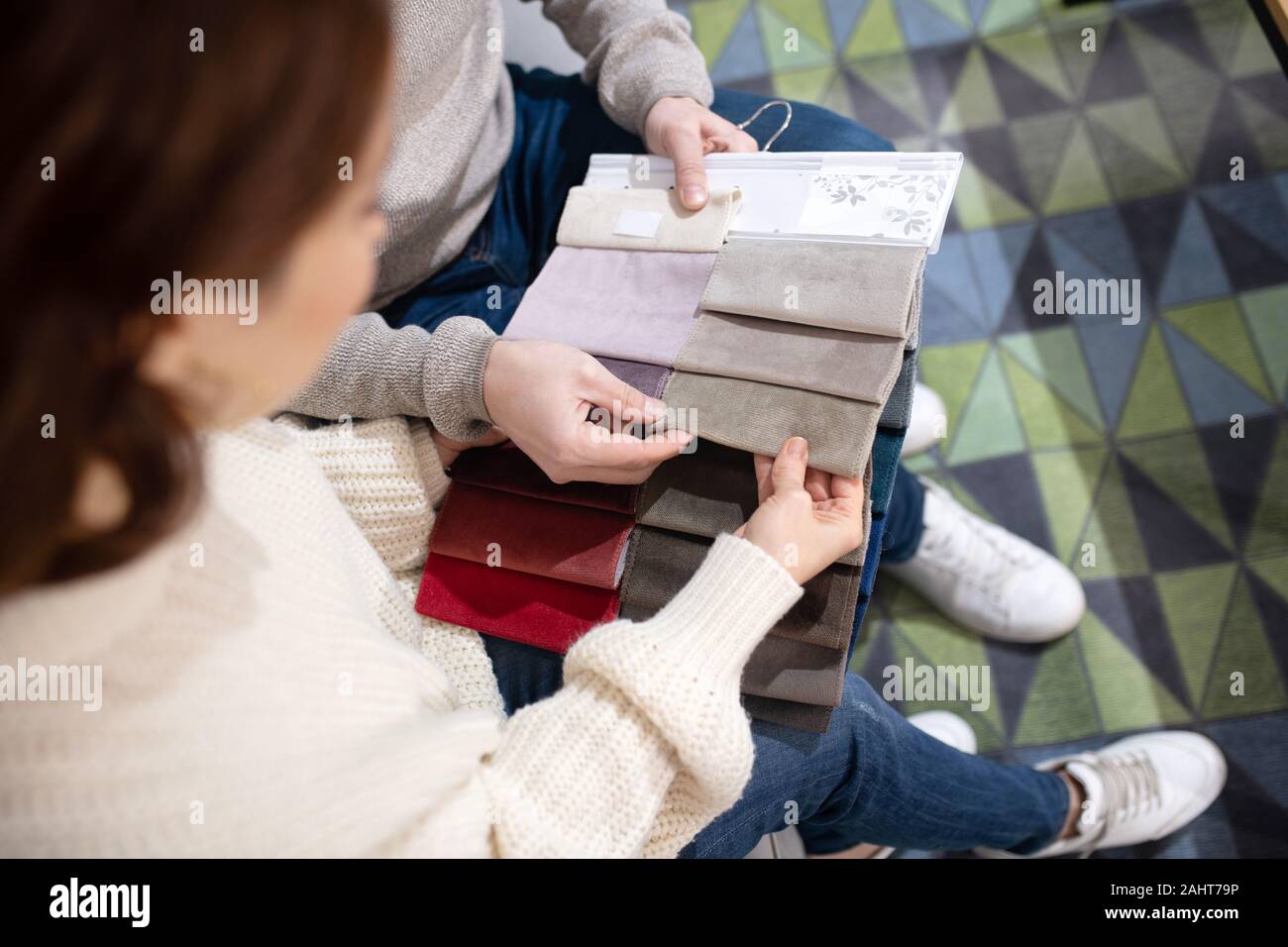 L'homme et la femme dans le choix du mobilier de salon meubles de fabric Banque D'Images