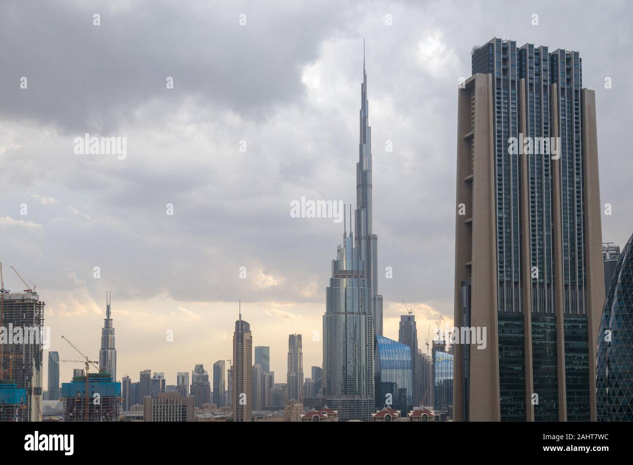 Burj Khalifa et le Dubai skyline avec ciel nuageux dans l'arrière-plan. La formation de nuages rares sur ciel eau Banque D'Images