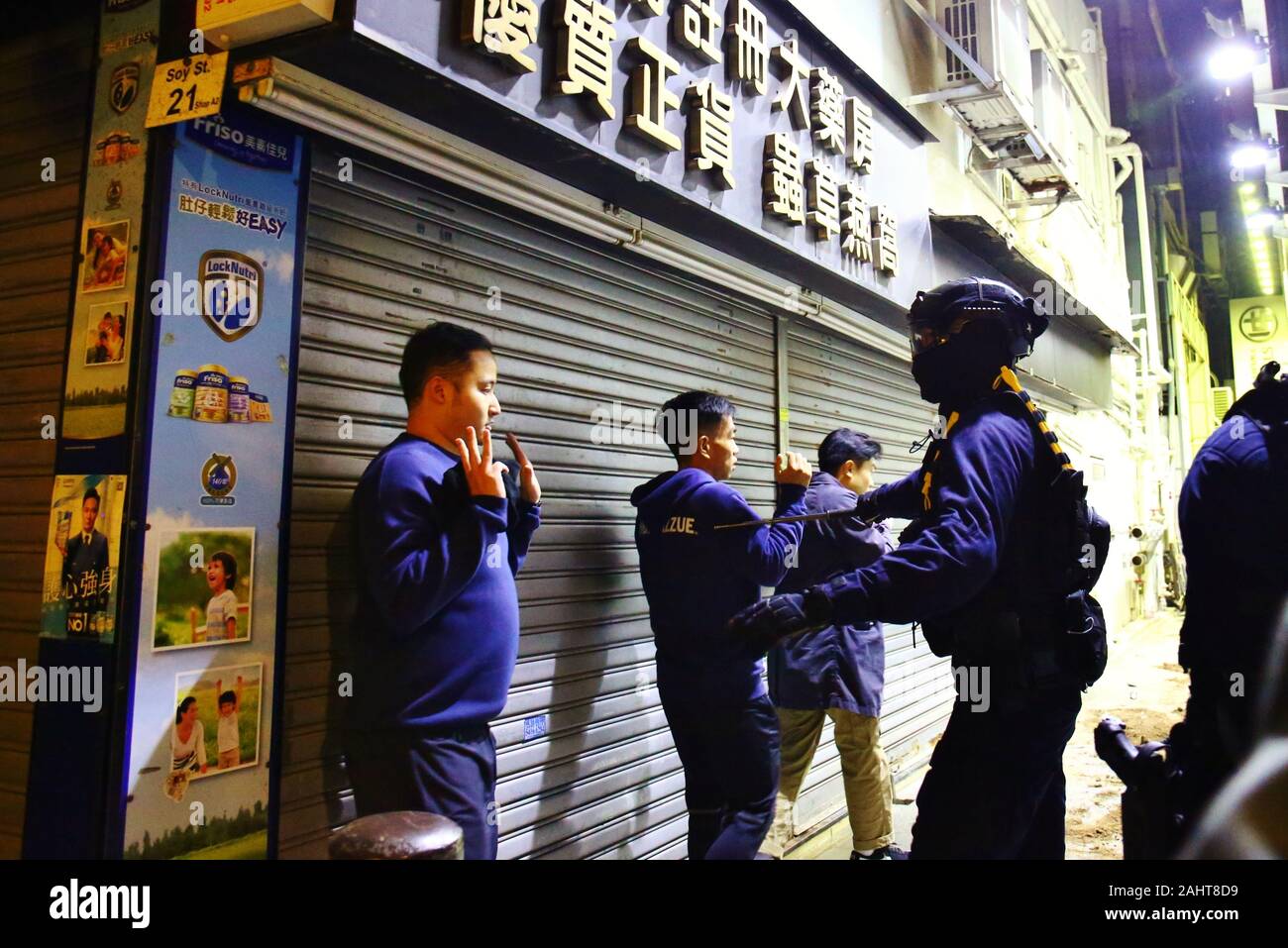 Hong Kong, Chine. , . Des milliers de manifestants anti-gouvernementaux de prendre la rue et de protestation dans plusieurs centres commerciaux sur le jour de l'an. Plusieurs jeunes manifestants sont arrêtés, fouillés et plusieurs sont arrêtés. Gonzales : Crédit Photo/Alamy Live News Banque D'Images
