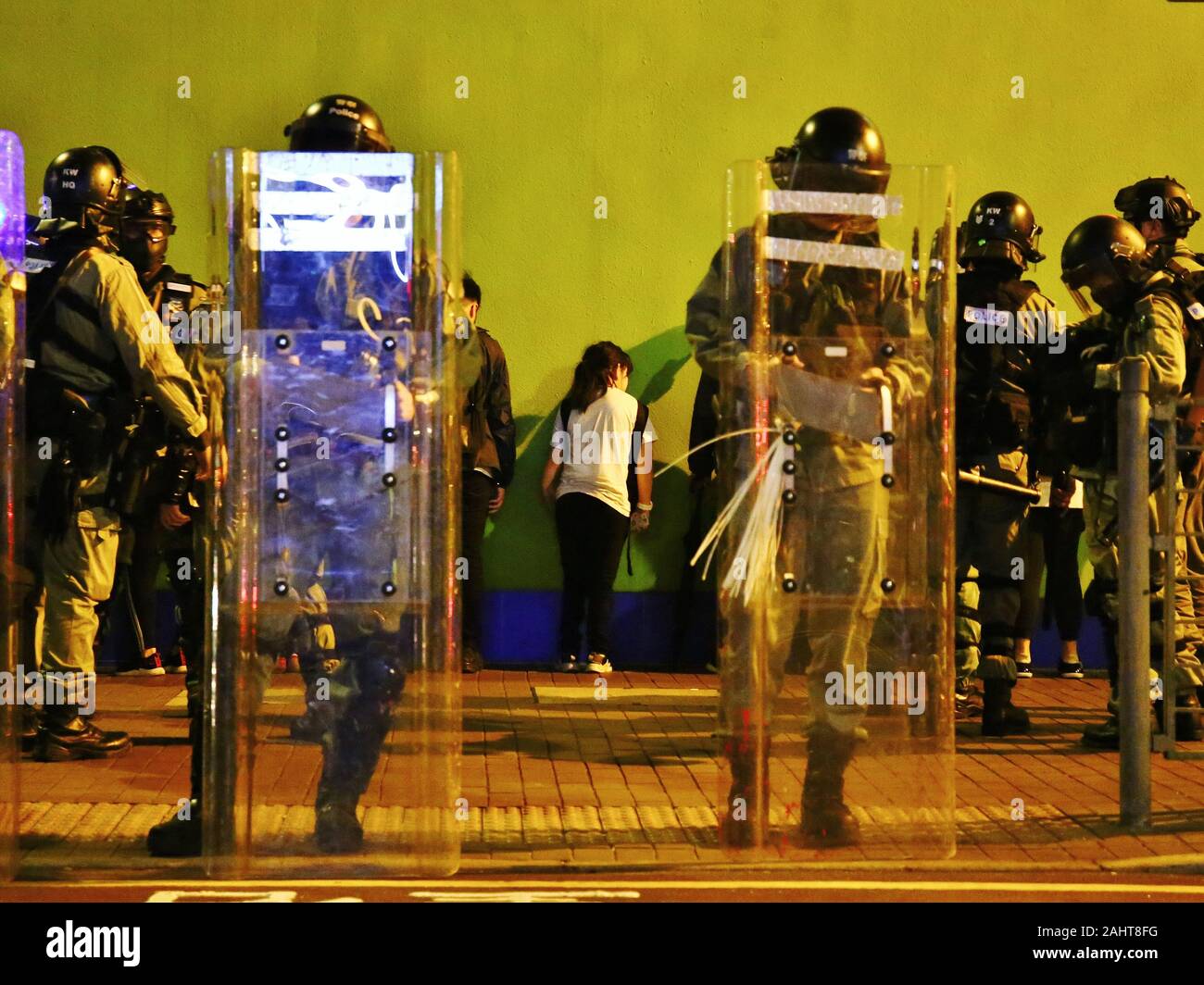Hong Kong, Chine. , . Des milliers de manifestants anti-gouvernementaux de prendre la rue et de protestation dans plusieurs centres commerciaux sur le jour de l'an. Plusieurs jeunes manifestants sont arrêtés, fouillés et plusieurs sont arrêtés. Gonzales : Crédit Photo/Alamy Live News Banque D'Images