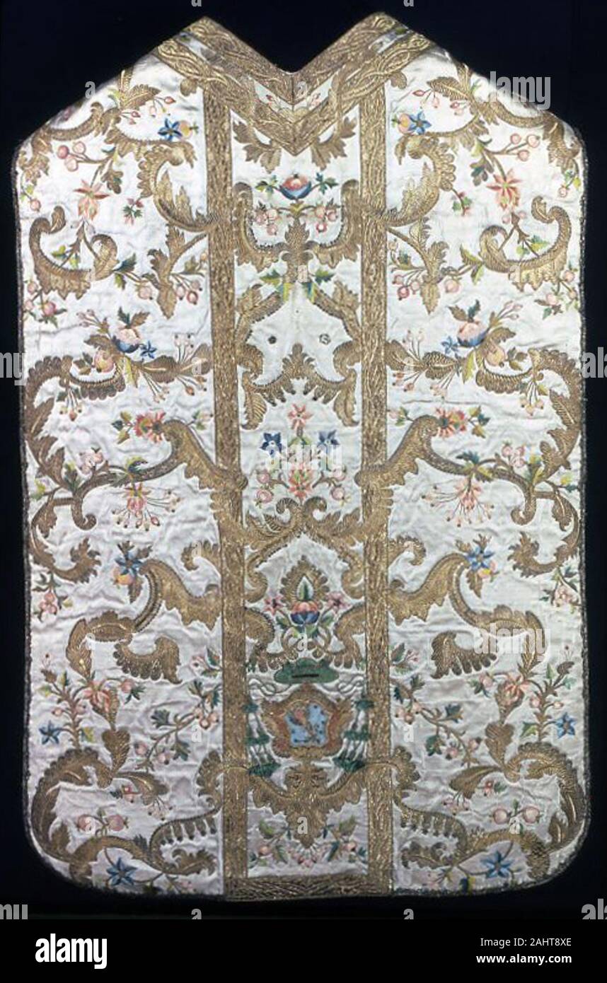 Chasuble. 1700-1750. L'Italie. La soie, warp-float face ; d'armure satin de soie, ornée d'armure toile en soie brodée ;, dorure-metal-strip-enveloppé de soie, gilt-bandes de métal et de purl, satin, satin matelassé et split points ; formuler et matelassées couching ; paillettes ; bordées de dorure-metal-strip-soie enveloppée et bandes de métal, bobbin lace tout droit Banque D'Images