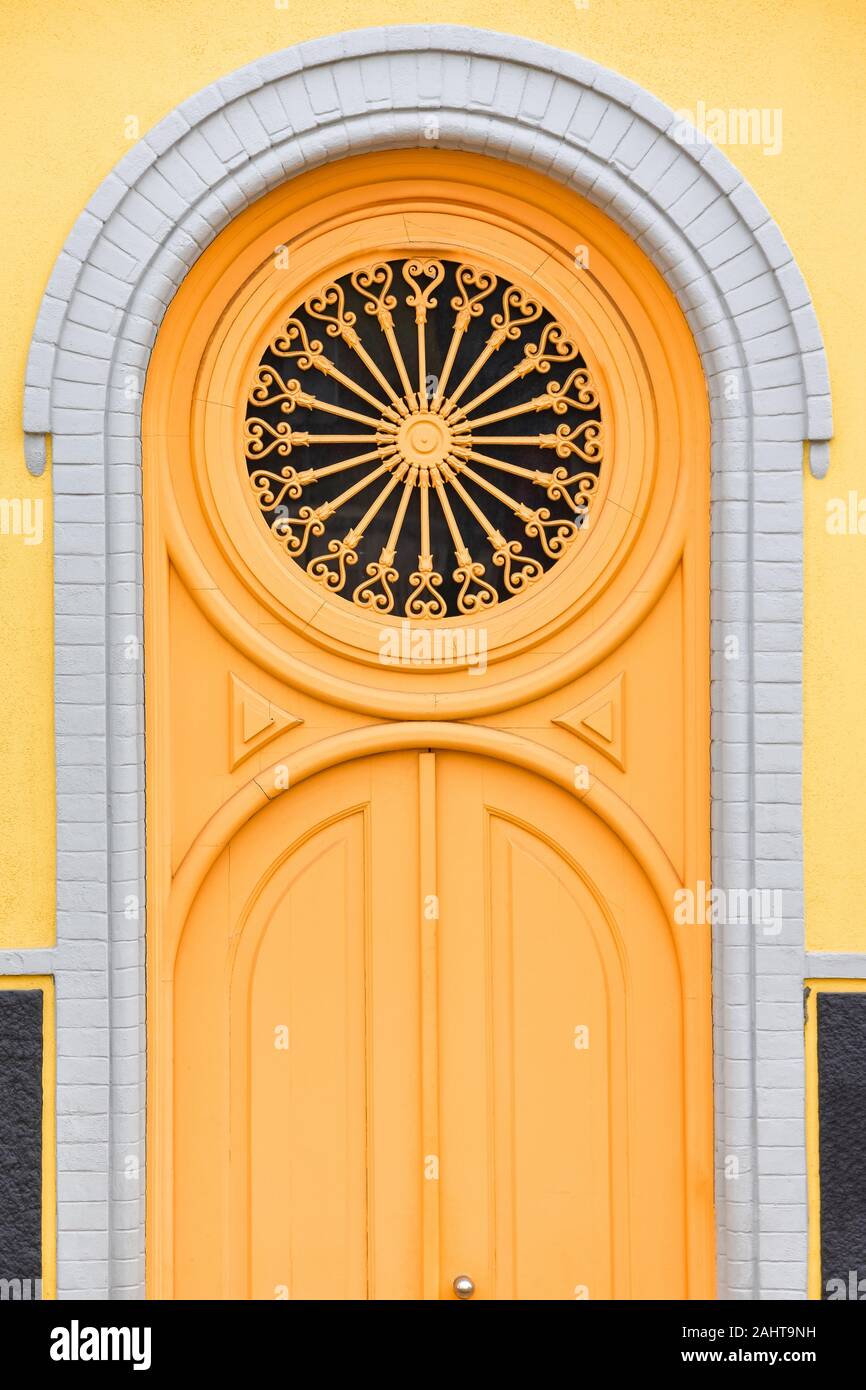 Porte jaune couleur du quartier d''Alfama. Lisbonne, Portugal. L'Europe  Photo Stock - Alamy