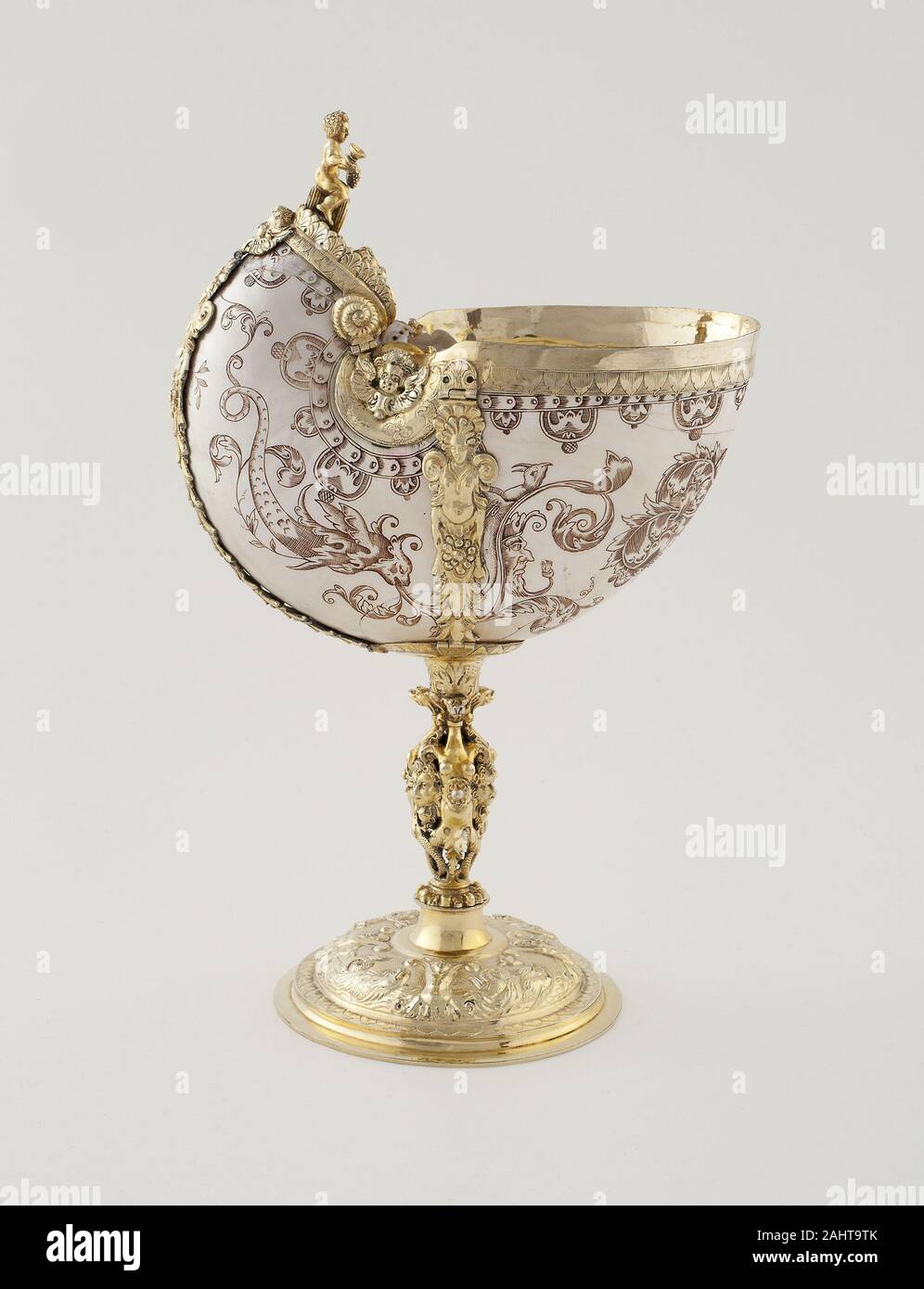 Nautilus-Shell Cup. De 1600 à 1700. Augsburg. Nautilus shell-tasse et argent doré au cours de l'âge de la découverte, les artistes européens ont été inspirés par les matériaux exotiques soudainement à leur disposition. Goldsmiths a saisi l'occasion pour inclure merveilleux et magique apparemment documents (coco (voir la tasse de noix de coco), ivoire, d'oeufs d'autruche, et, dans ce cas, une coquille de nautile à partir de l'Océan Indien-en oeuvres d'art qui célèbre la nature et artifice. Ces types d'objets ont été aussi populaires auprès des collectionneurs au cours du xixe siècle, lorsque les supports sur cette coupe ont été améliorées. Banque D'Images