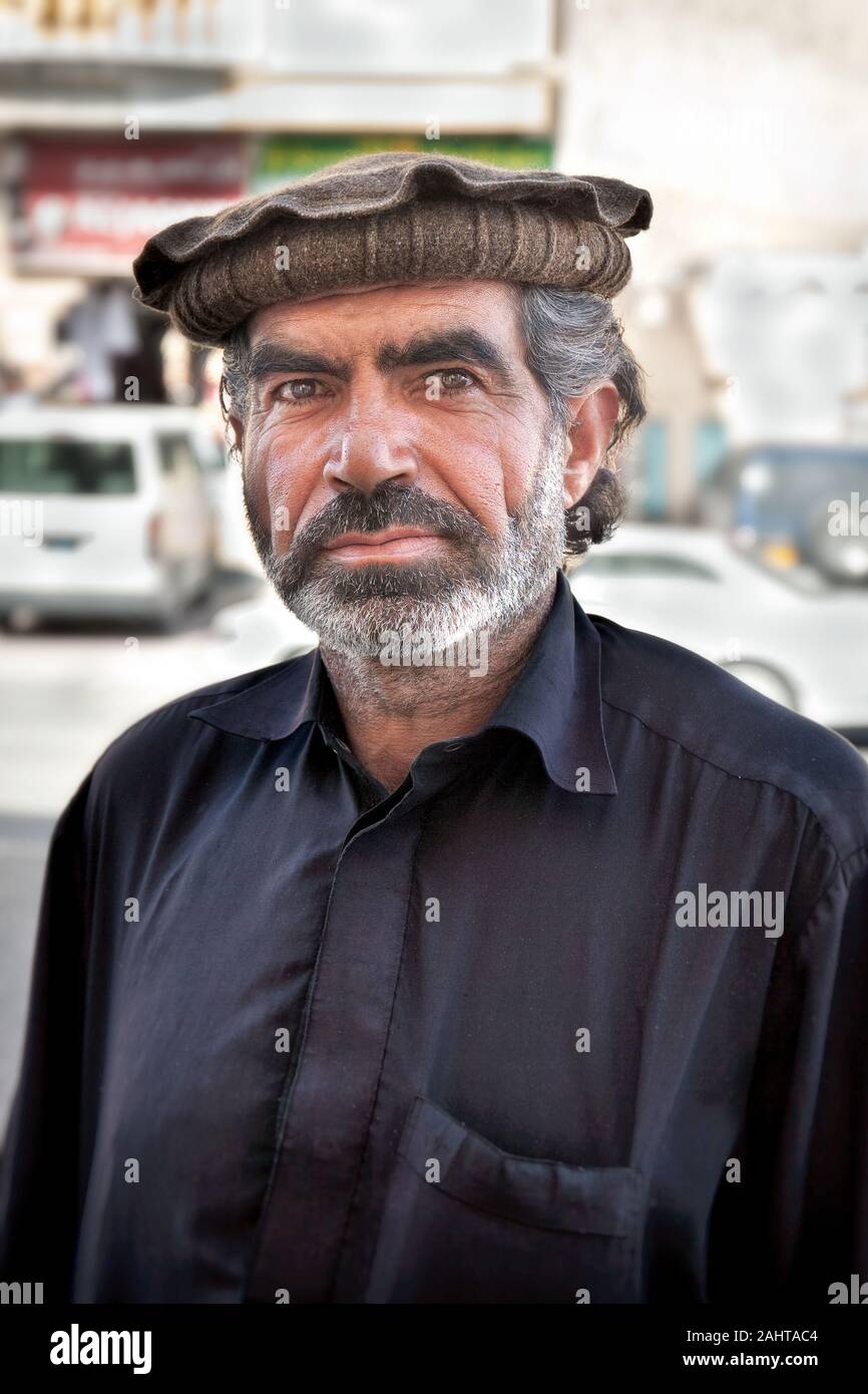Homme avec un pakol traditionnel chapeau ou casquette de Chitral et une barbe blanche dans la ville de Sohar, Oman Banque D'Images
