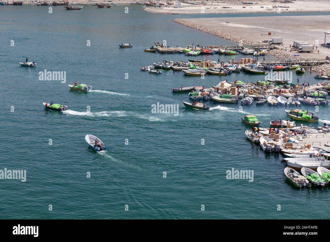 Les contrebandiers iranien transportant illigal les produits agricoles et les produits de luxe de l'Oman à l'Iran avec petits bateaux du port de Sohar, Oman Banque D'Images