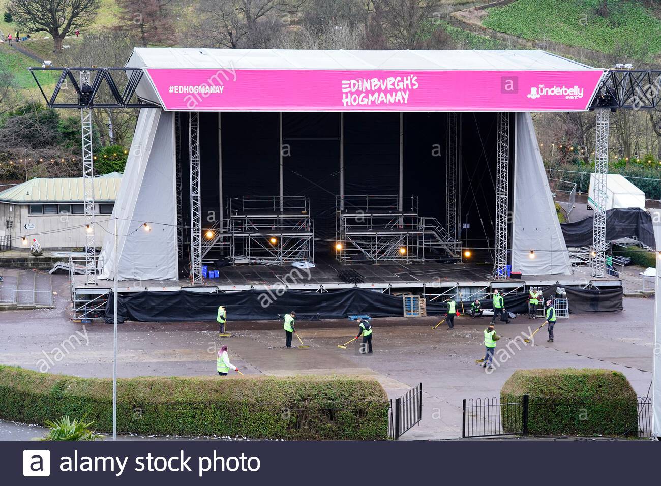 Edinburgh, Ecosse, Royaume-Uni. 1er janvier 2020. Jour après la nuit d'avant. Le nettoyage après le Hogmanay Street Party au kiosque théâtre Ross dans les jardins de Princes Street. Credit : Craig Brown/Alamy Live News Banque D'Images