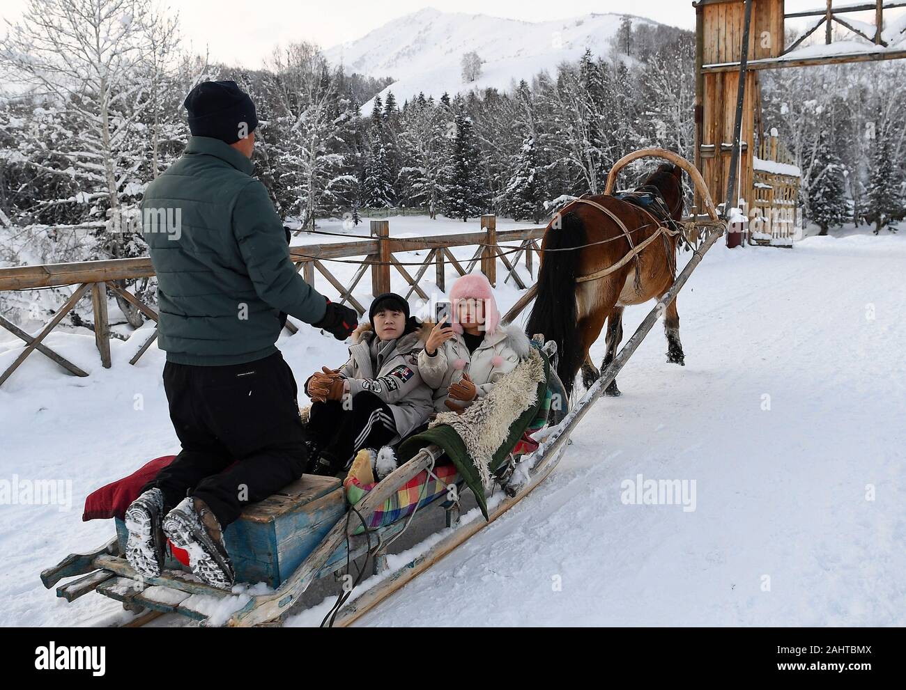 Burqin, la Région Autonome Uygur du Xinjiang. 31 Dec, 2019. Les touristes monter à cheval en luge Village Hemu, mieux connu pour ses paysages de neige, de Burqin Comté d'Altay, nord-ouest de la Chine, la Région autonome du Xinjiang Uygur, le 31 décembre 2019. Credit : Chanson Yanhua/Xinhua/Alamy Live News Banque D'Images