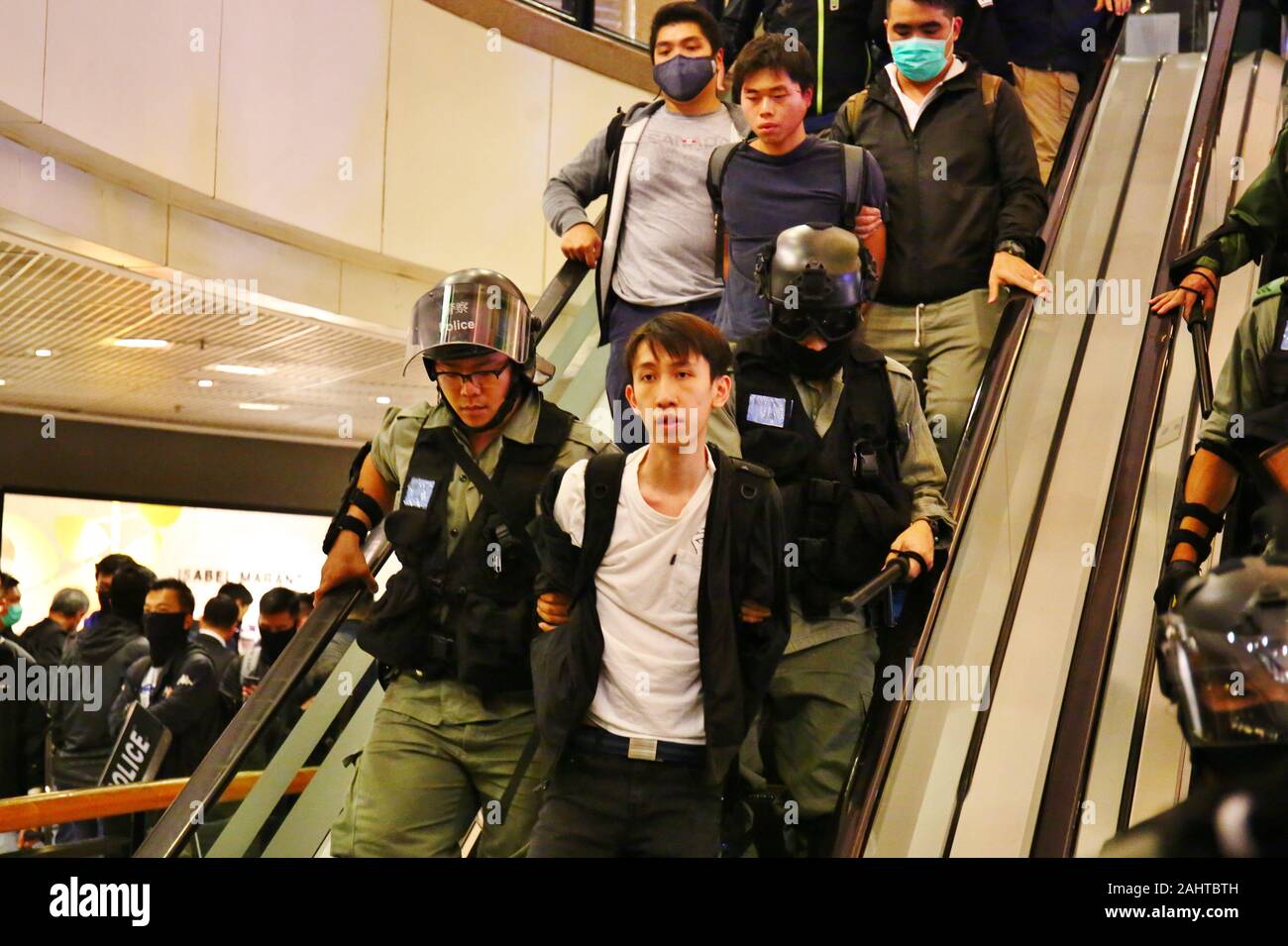 Hong Kong, Chine. 24e, décembre 2019. Noël à Hong Kong est marquée par des manifestations et désobéissance civile. Ici, les manifestants se rassemblent à Harbour City dans le but de causer de perturbation économique durant les vacances de Noël. Quelques manifestants sont arrêtés et blessés après une émeute avec la police. Banque D'Images
