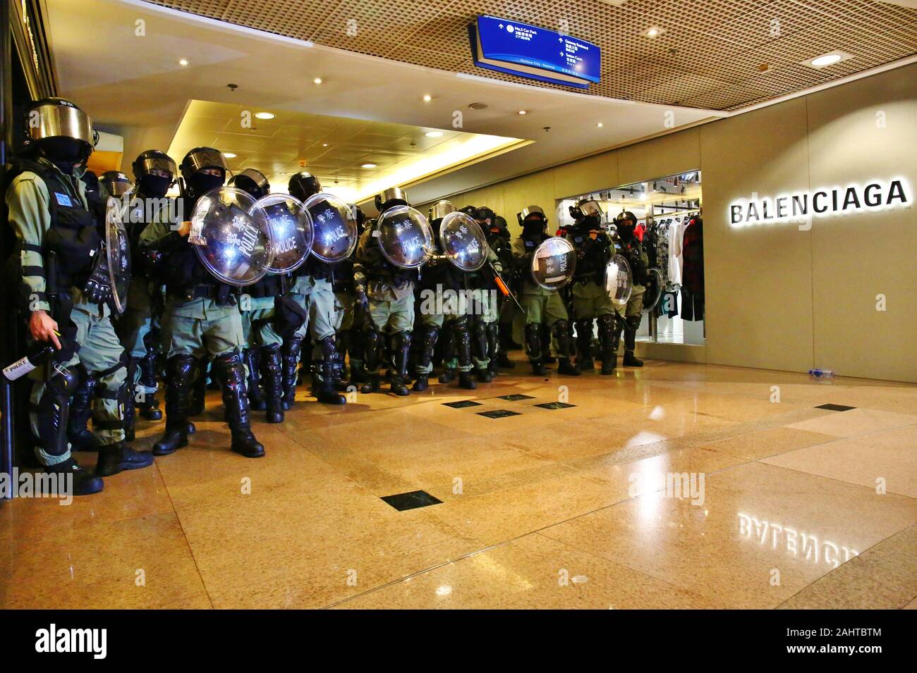Hong Kong, Chine. 24e, décembre 2019. Noël à Hong Kong est marquée par des manifestations et désobéissance civile. Ici, les manifestants se rassemblent à Harbour City dans le but de causer de perturbation économique durant les vacances de Noël. Quelques manifestants sont arrêtés et blessés après une émeute avec la police. Banque D'Images