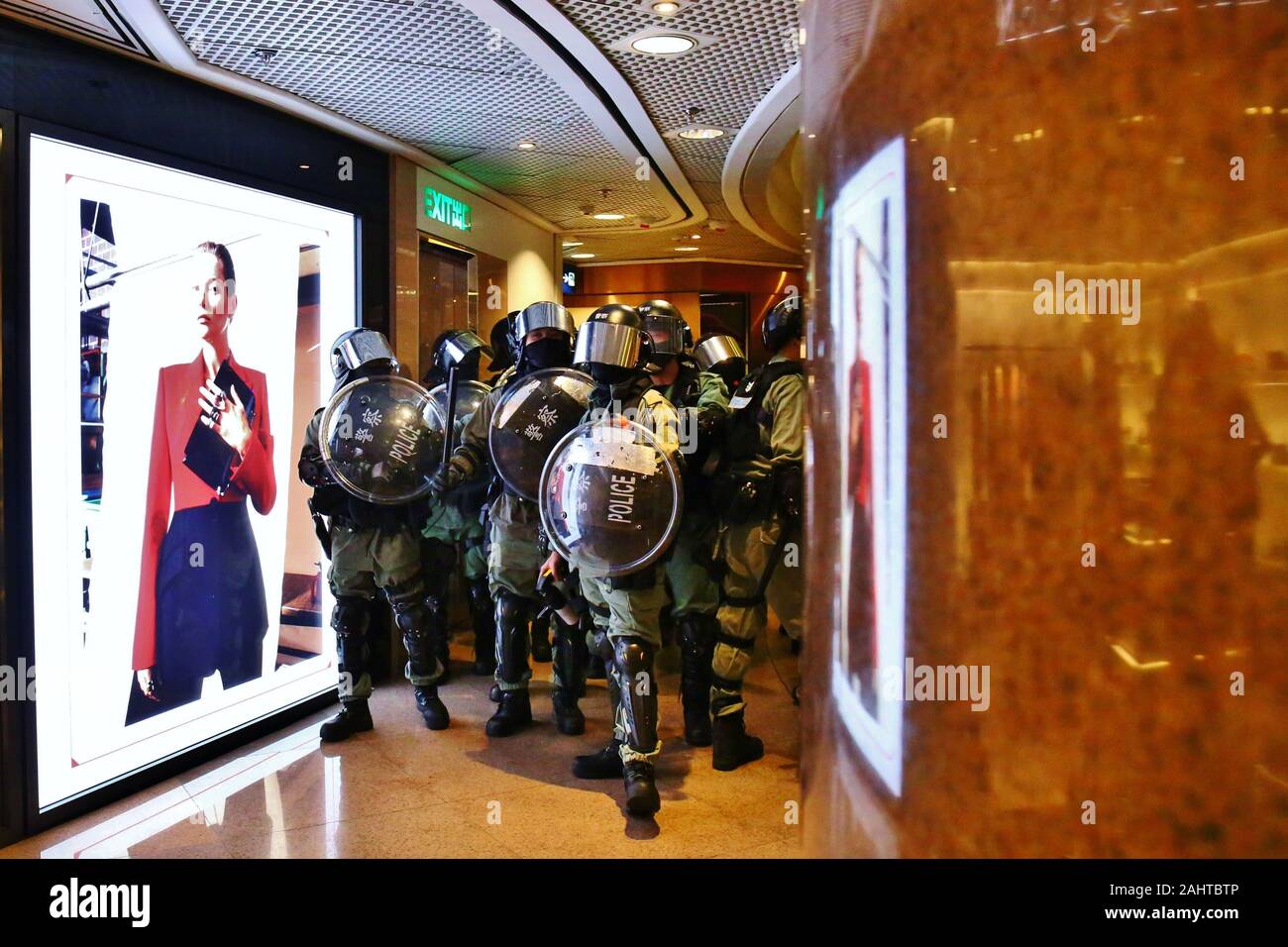 Hong Kong, Chine. 24e, décembre 2019. Noël à Hong Kong est marquée par des manifestations et désobéissance civile. Ici, les manifestants se rassemblent à Harbour City dans le but de causer de perturbation économique durant les vacances de Noël. Quelques manifestants sont arrêtés et blessés après une émeute avec la police. Banque D'Images