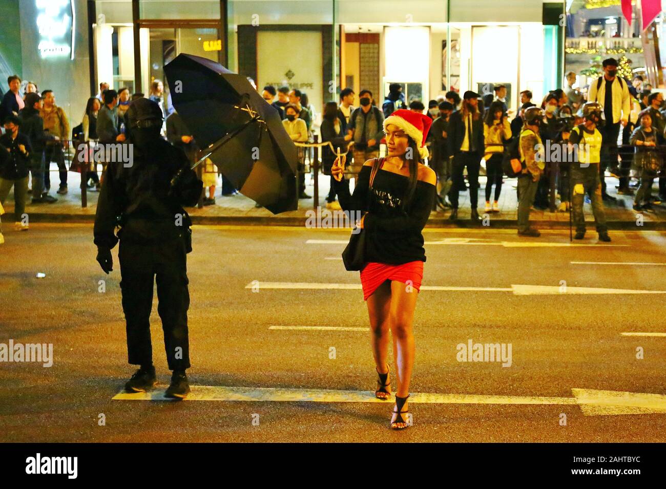 Hong Kong, Chine. 25, décembre 2019. Noël à Hong Kong est marquée par des manifestations et désobéissance civile. Certaines sections locales sont utilisées pour les émeutes et laisser la vie passer avec des émeutes dans l'arrière-plan. Banque D'Images