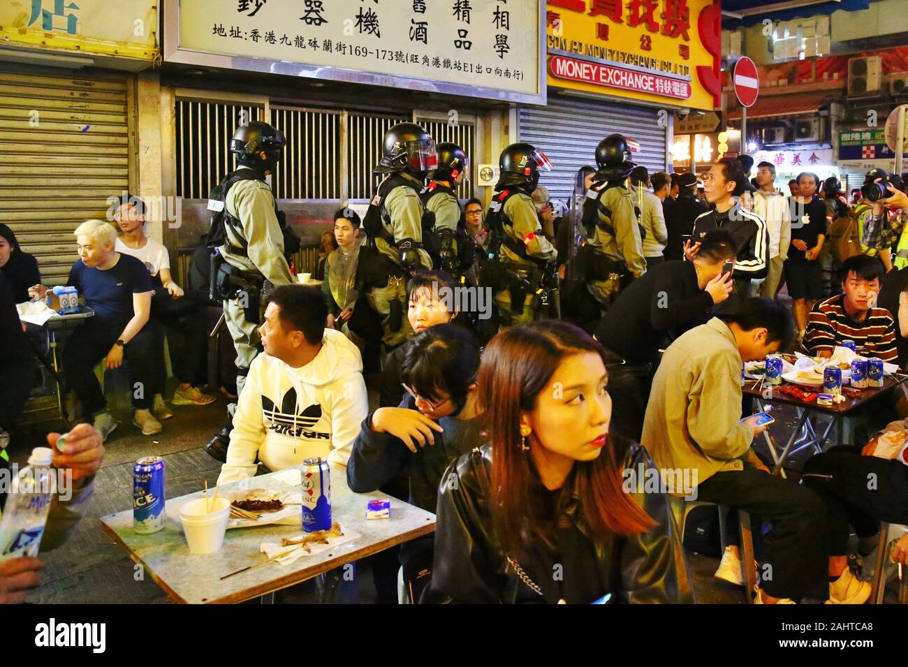 Hong Kong, Chine. 25, décembre 2019. Noël à Hong Kong est marquée par des manifestations et désobéissance civile. Certaines sections locales sont utilisées pour les émeutes et laisser la vie passer avec des émeutes dans l'arrière-plan. Banque D'Images