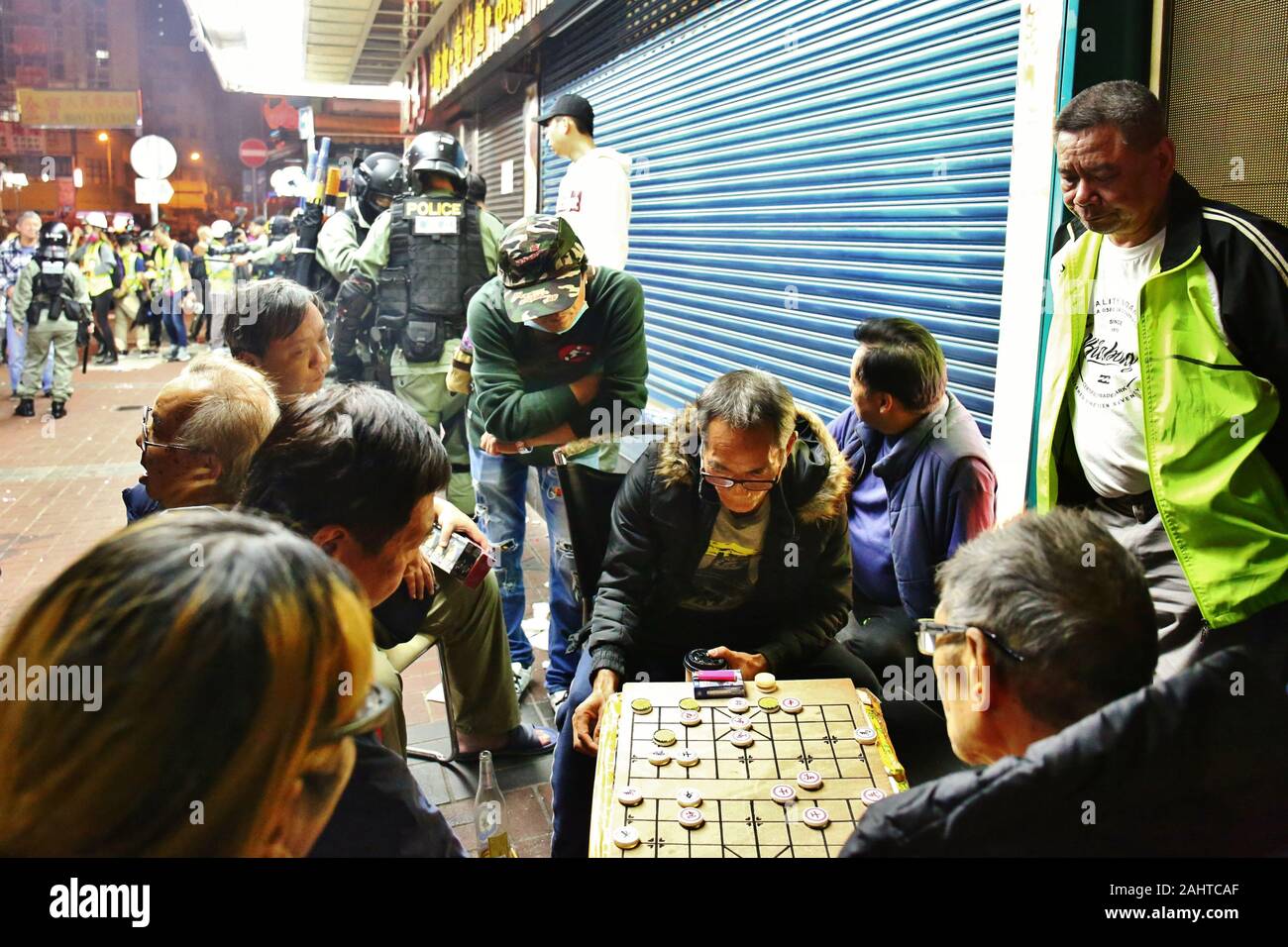 Hong Kong, Chine. 25, décembre 2019. Noël à Hong Kong est marquée par des manifestations et désobéissance civile. Certaines sections locales sont utilisées pour les émeutes et laisser la vie passer avec des émeutes dans l'arrière-plan. Banque D'Images