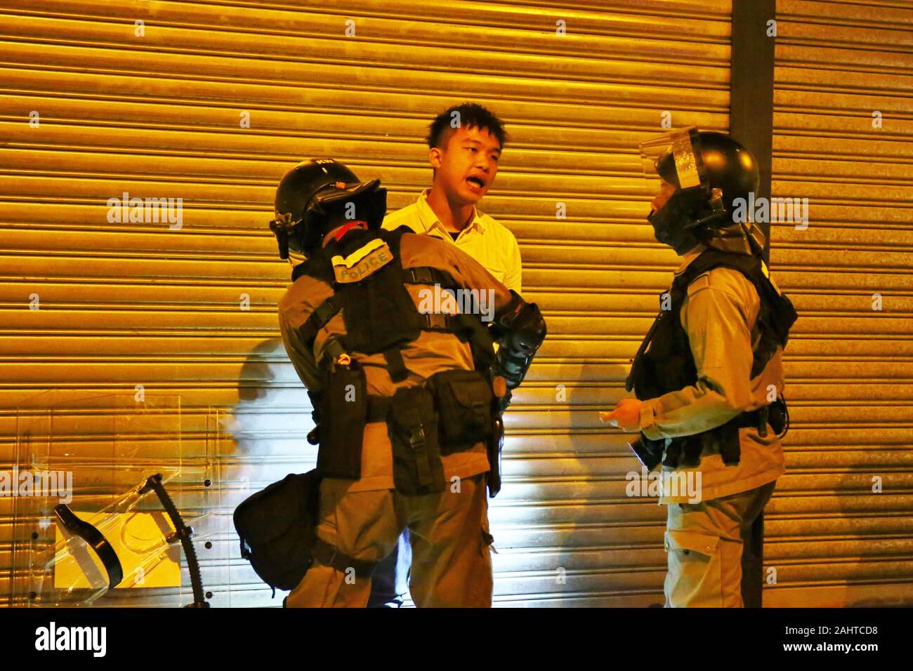 Hong Kong, Chine. 25, décembre 2019. Noël à Hong Kong est marquée par des manifestations et désobéissance civile. La police détient en arrière et recherche plusieurs personnes avant de les transmettre. Banque D'Images
