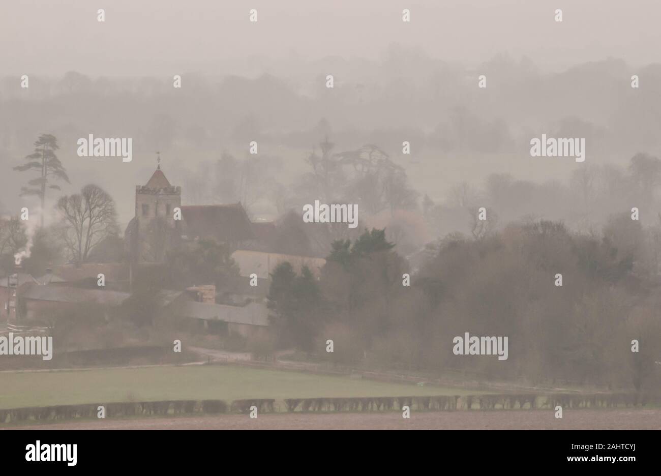 Firle, Lewes, East Sussex, Royaume-Uni. 1 janvier 2020. Le brouillard enveloppe la campagne du Sussex au début de la nouvelle année. Banque D'Images