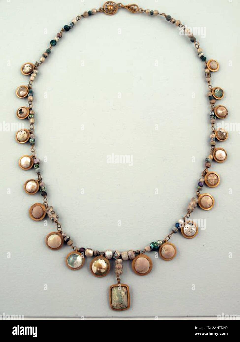 Byzantin. Collier. 401-500 AD AD. L'Empire romain. Or, le verre, et le verre argenté perles (et moderne) Objets personnels de AdornmentWomen dans le monde-comme la fin de l'antiquité aujourd'hui - s'est appuyé sur des vêtements, cosmétiques, bijoux et coiffures élaborées, d'améliorer leur apparence et indiquer leur position dans la société.Alors que les premiers écrivains de l'église chrétienne comme Saints Paul (d. 67), Clément d'alexandrie (d. 215), et de Jean Chrysostome (d. sur 407) a fortement critiqué le port du maquillage, des coiffures, des vêtements de luxe et, l'enregistrement du matériel suggère que leurs exhortations tomba sur m Banque D'Images