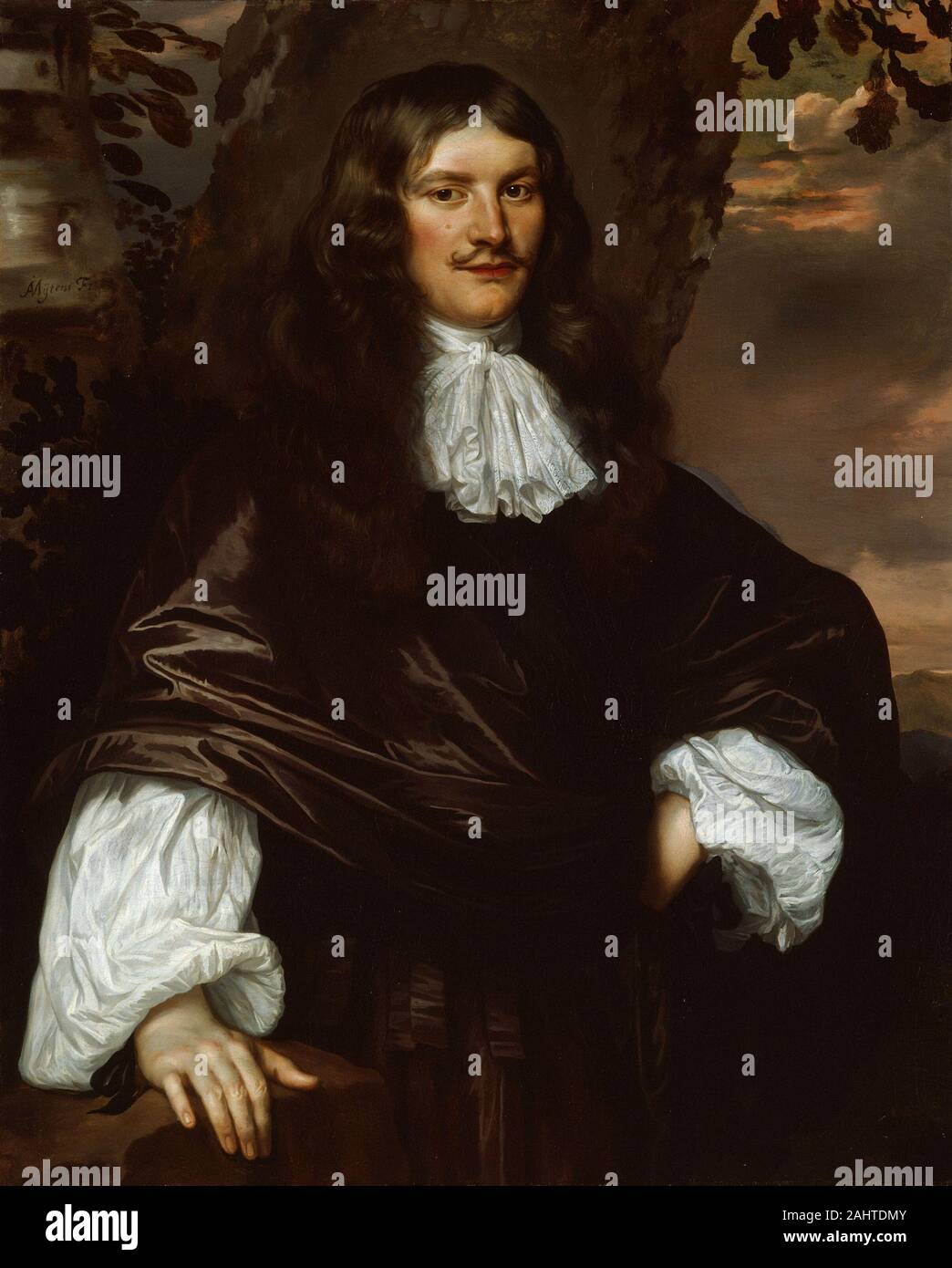 Jan Mijtens. Portrait d'un homme. 1650-1675. La Hollande. Huile sur toile La Haye, l'ancien siège des comtes de Hollande, a été dominée par la noblesse Néerlandaise et a fourni une clientèle prête pour Jan Mijtens portraits l'élégant. L'artiste a pratiqué un style international du portrait qui avait été mis au point par les peintres flamands et hollandais travaillant pour les tribunaux étrangers, parmi eux l'oncle de Jan et probables, professeur Daniel Mijtens, un peintre de la cour de Charles Ier d'Angleterre. Dans ce travail, la gardienne a donné Mijtens un certain roulement, illustrant lui contre un crépuscule poétique de fond que s'inspire de la Banque D'Images