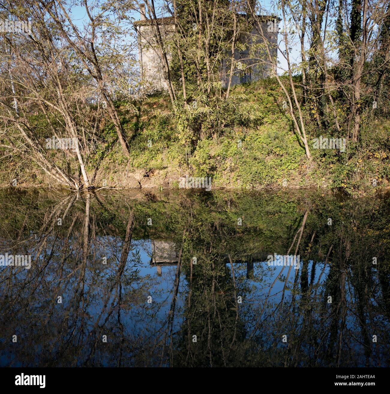 CANAL LATÉRAL À LA GARONNE - canal bordé par une allée de peupliers - CANAL FRANÇAIS -PAYSAGE DU CANAL EN AUTOMNE SAISON - LOT ET GARONNE - Aquitaine - France © Frédéric Beaumont Banque D'Images