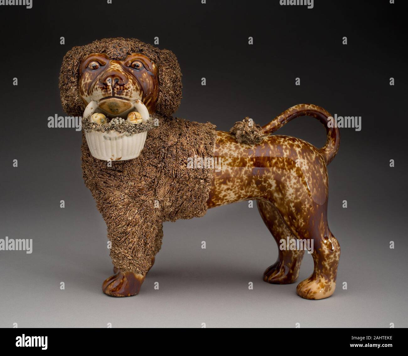 United States Pottery Société. Comité permanent caniche. 1847-1858. Bennington. Faïence début au milieu du 18e siècle, les fabricants anglais introduit à corps jaune tacheté de brun avec la poterie vitrage, communément connu sous le nom de Rockingham ware, au marché des États-Unis. Dans les années 1840, les usines en Amérique, aidé par des immigrants anglais artisans, produisaient la poterie à grand succès. Deux des plus importants décideurs américains de Rockingham ware étaient situés à Bennington, Vermont, où poteries existait depuis au moins 1785, mais il y avait aussi des fabricants dans le New Jersey, l'Ohio, le Maryland, et el Banque D'Images