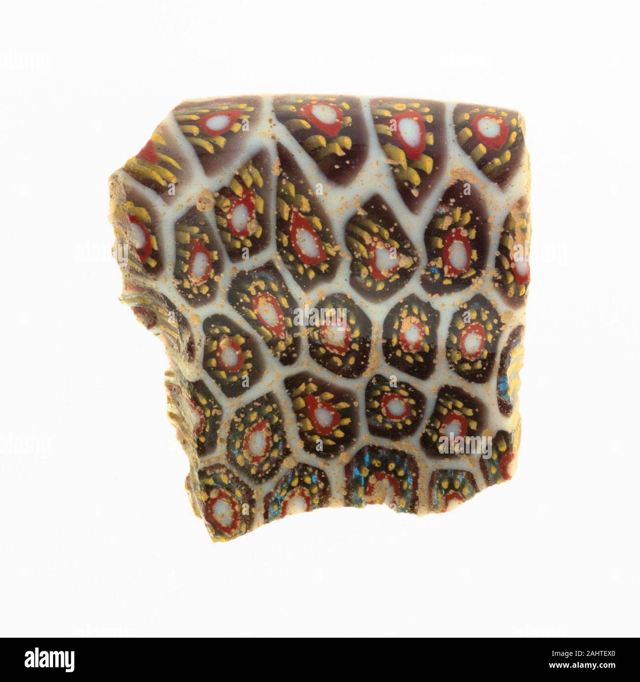 Ancienne cité romaine. Fragment d'une tasse. 100 BC-AD 100. L'Italie. Mosaïque de verre, technique de verre Banque D'Images